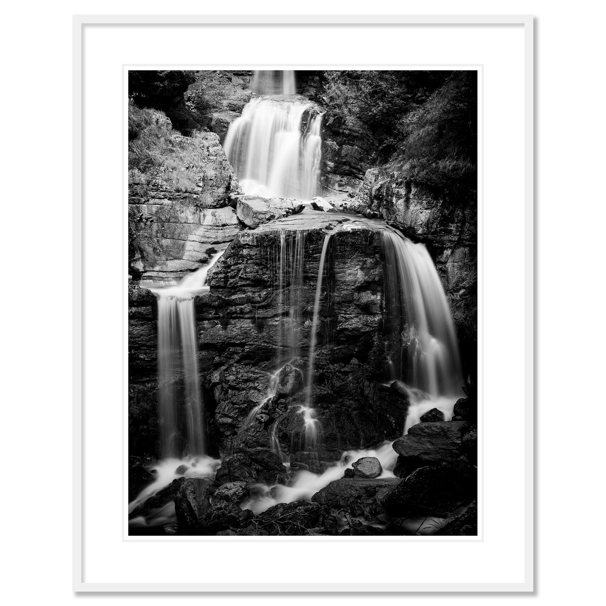 Kuhflucht, Wasserfall, Schwarz-Weiß-Fotografie, Wasserlandschaft, limitierte Auflage im Angebot 1