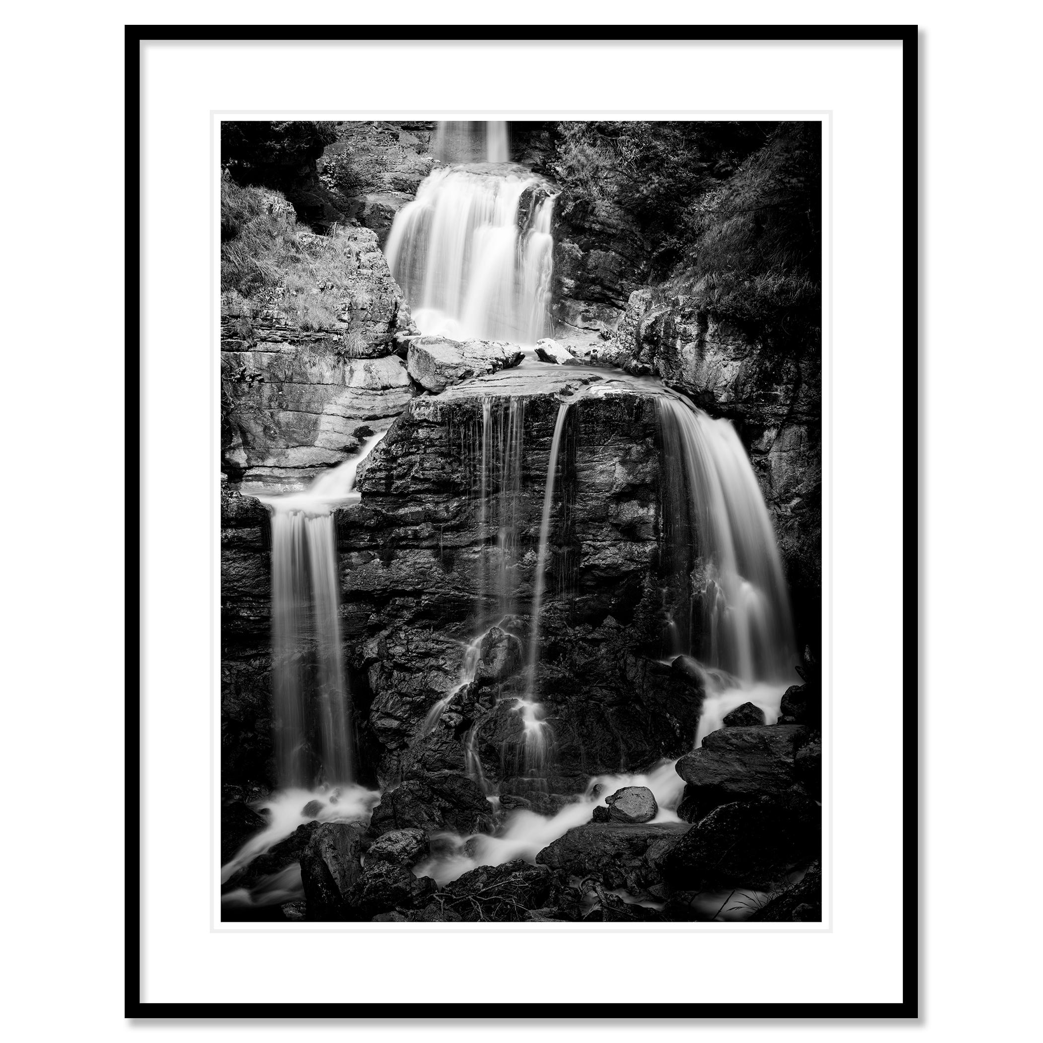 Kuhflucht, Wasserfall, Schwarz-Weiß-Fotografie, Wasserlandschaft, limitierte Auflage im Angebot 2