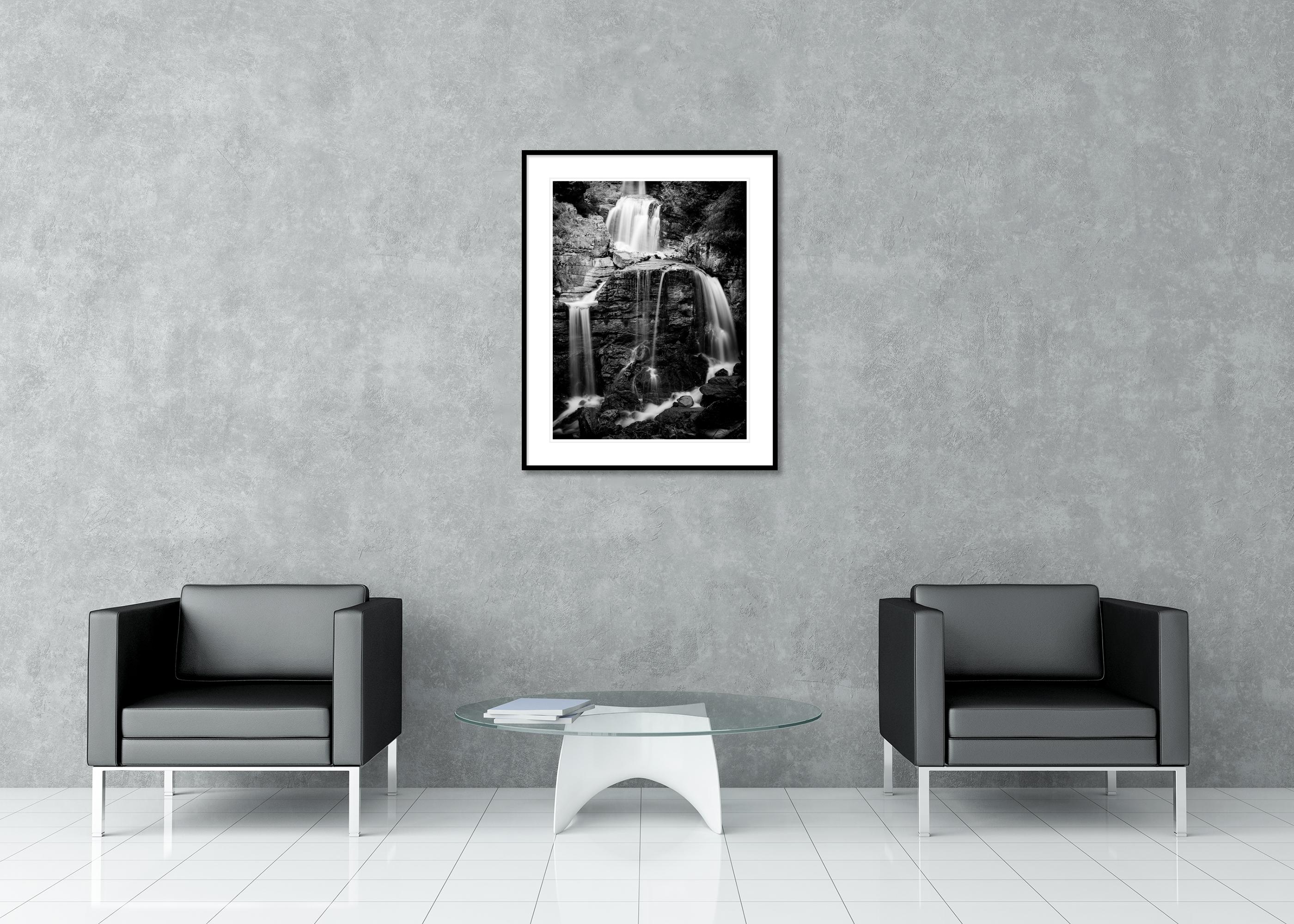 Kuhflucht, Wasserfall, Schwarz-Weiß-Fotografie, Wasserlandschaft, limitierte Auflage im Angebot 3