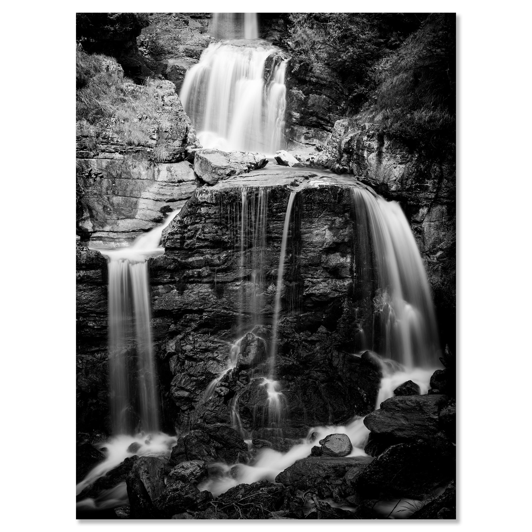 Kuhflucht, Wasserfall, Schwarz-Weiß-Fotografie, Wasserlandschaft, limitierte Auflage im Angebot 4