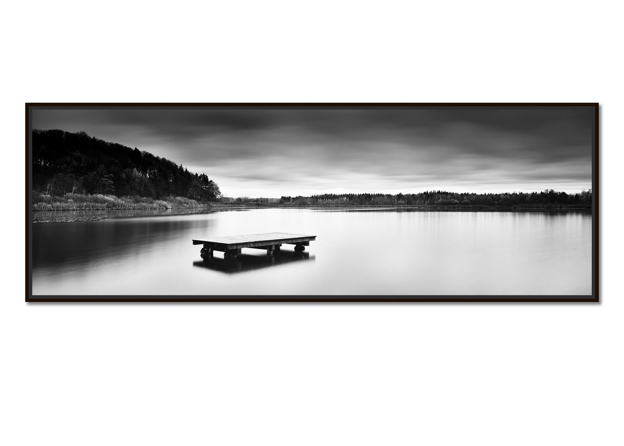 Vue du lac, panorama, longue exposition de photographies de paysages en noir et blanc - Photograph de Gerald Berghammer