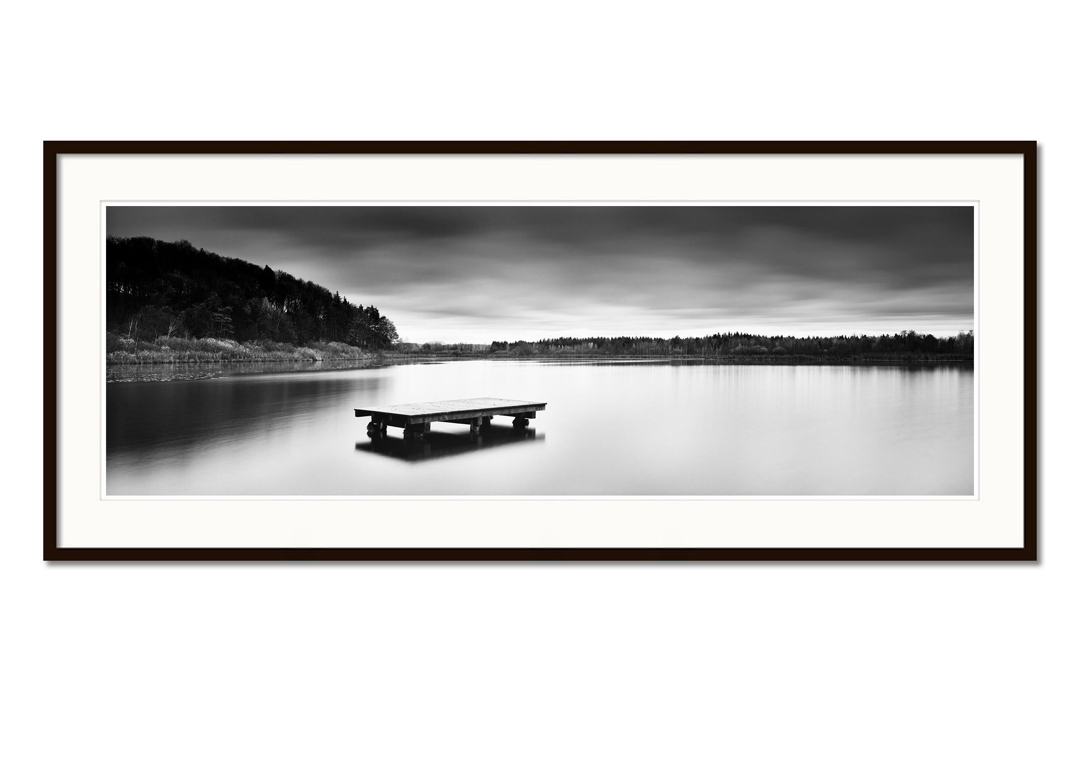 Vue du lac, panorama, longue exposition de photographies de paysages en noir et blanc - Gris Black and White Photograph par Gerald Berghammer