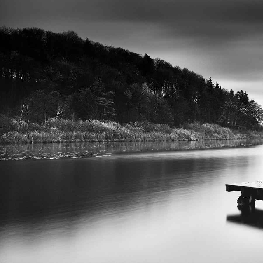 Vue du lac, panorama, longue exposition de photographies de paysages en noir et blanc en vente 3