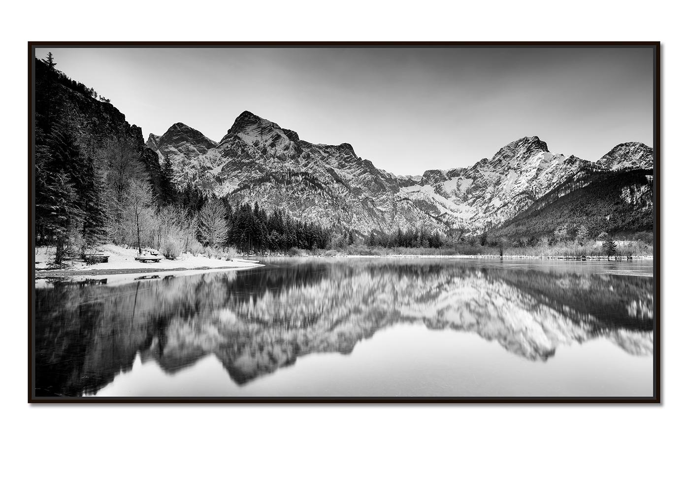 Orilla del lago, Panorama invernal, Nieve, Montañas, Impresión monocroma de edición limitada - Photograph de Gerald Berghammer