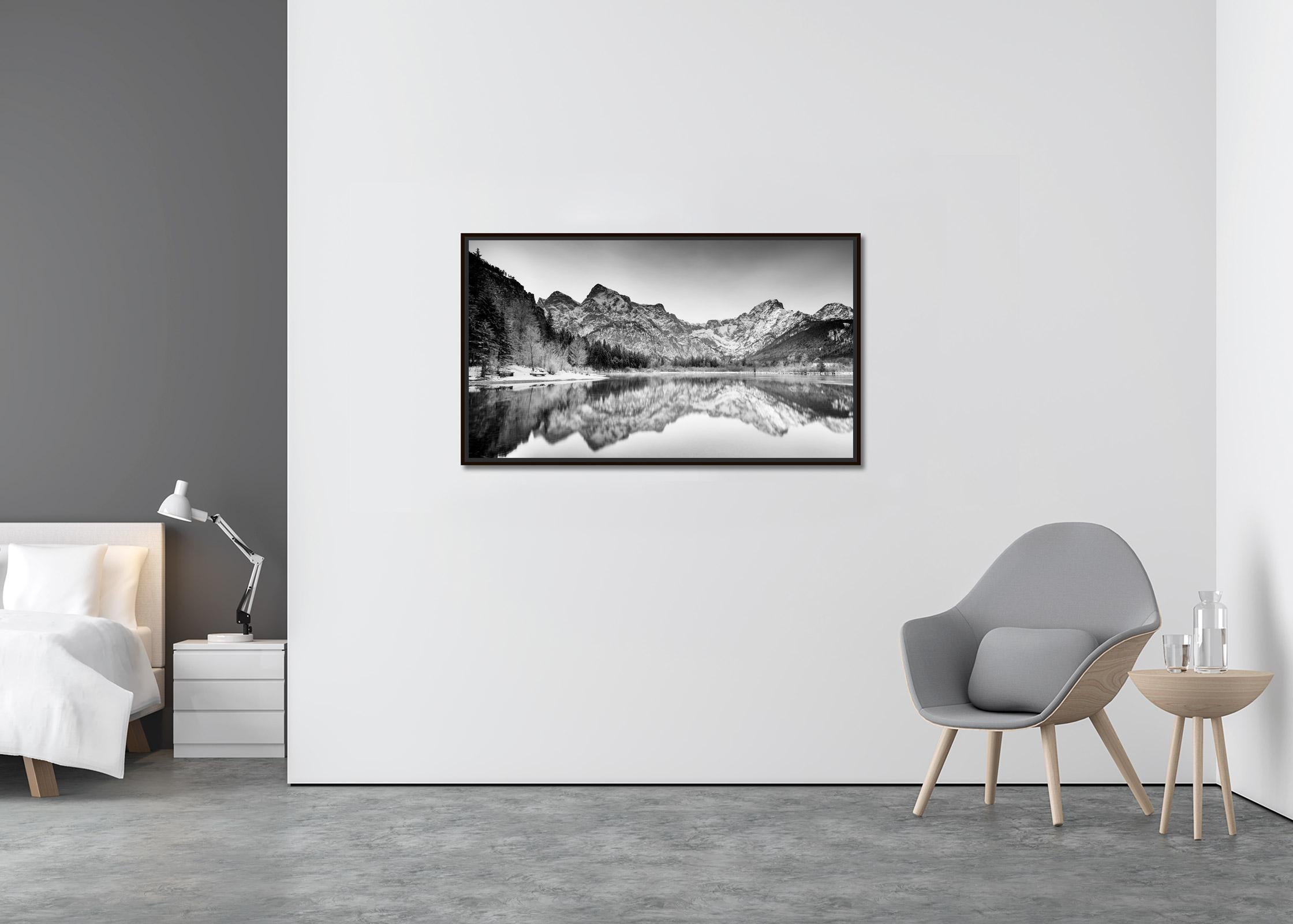 Seenlandschaft, Winter Panorama, Schwarz-Weiß-Fotografie, Wasserlandschaft (Zeitgenössisch), Photograph, von Gerald Berghammer