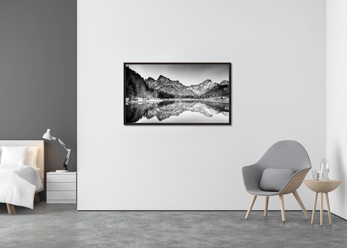 Orilla del lago, Panorama invernal, Nieve, Montañas, Impresión monocroma de edición limitada - Photograph Minimalista de Gerald Berghammer