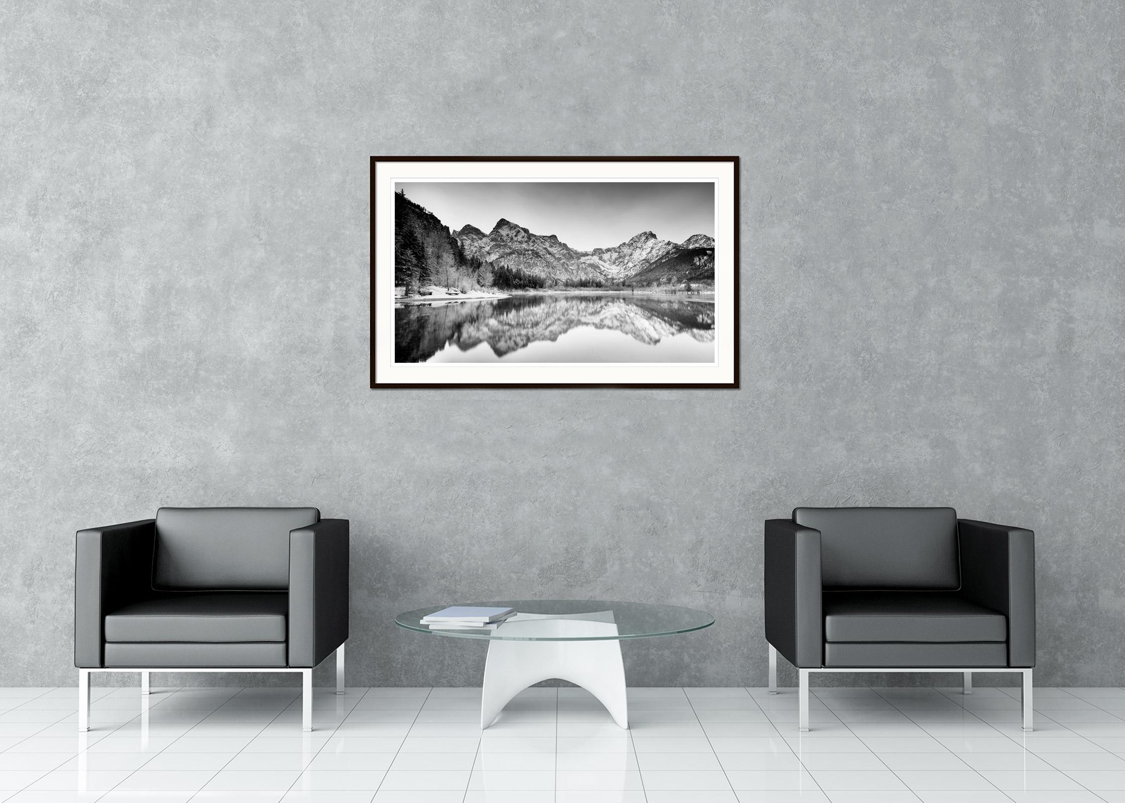 Paysage de lac, panorama d'hiver, photographie d'art en noir et blanc, paysage aquatique - Gris Black and White Photograph par Gerald Berghammer