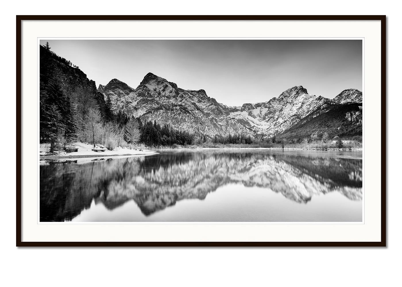 Orilla del lago, Panorama invernal, Nieve, Montañas, Impresión monocroma de edición limitada - Landscape Photograph Gris de Gerald Berghammer