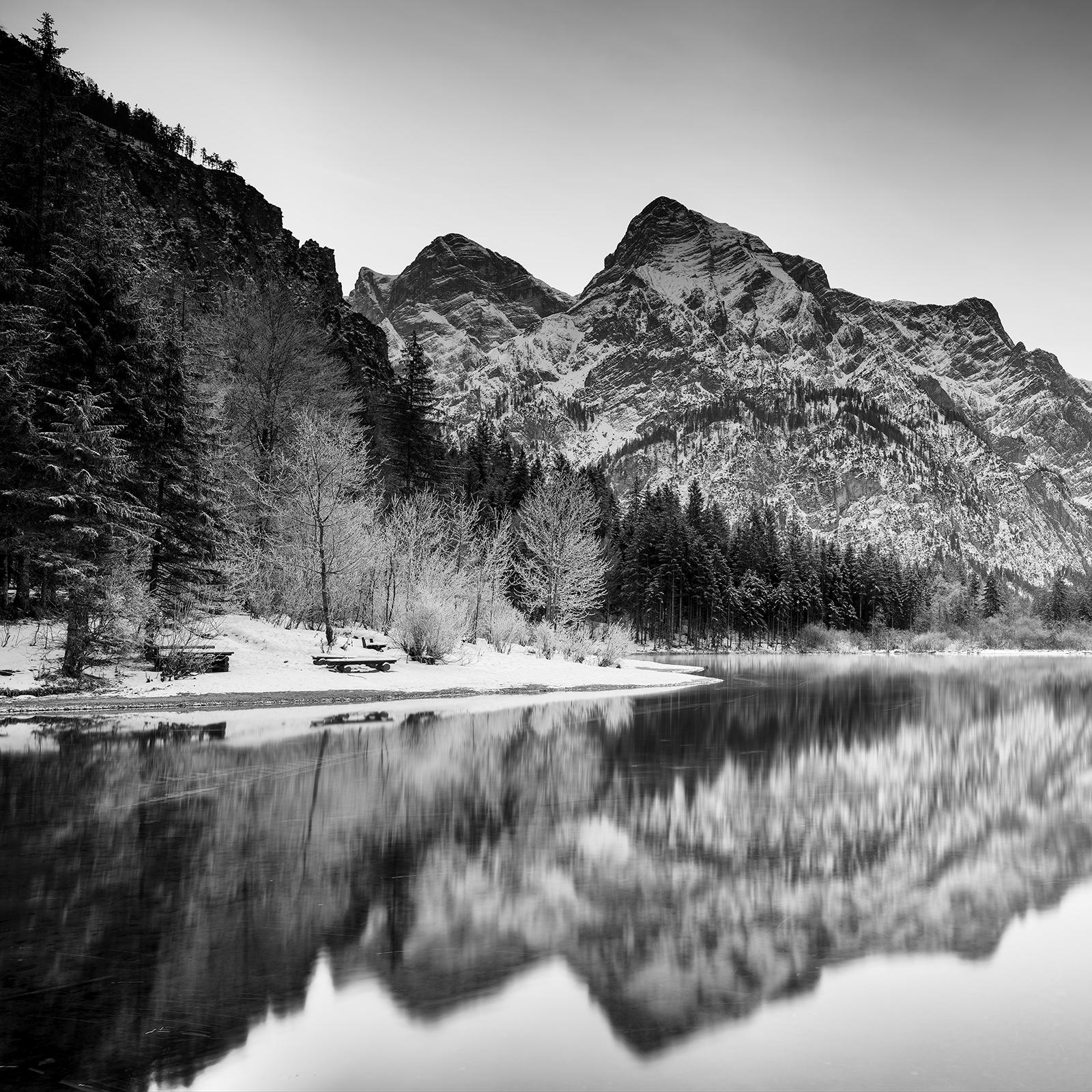 Orilla del lago, Panorama invernal, Nieve, Montañas, Impresión monocroma de edición limitada en venta 3