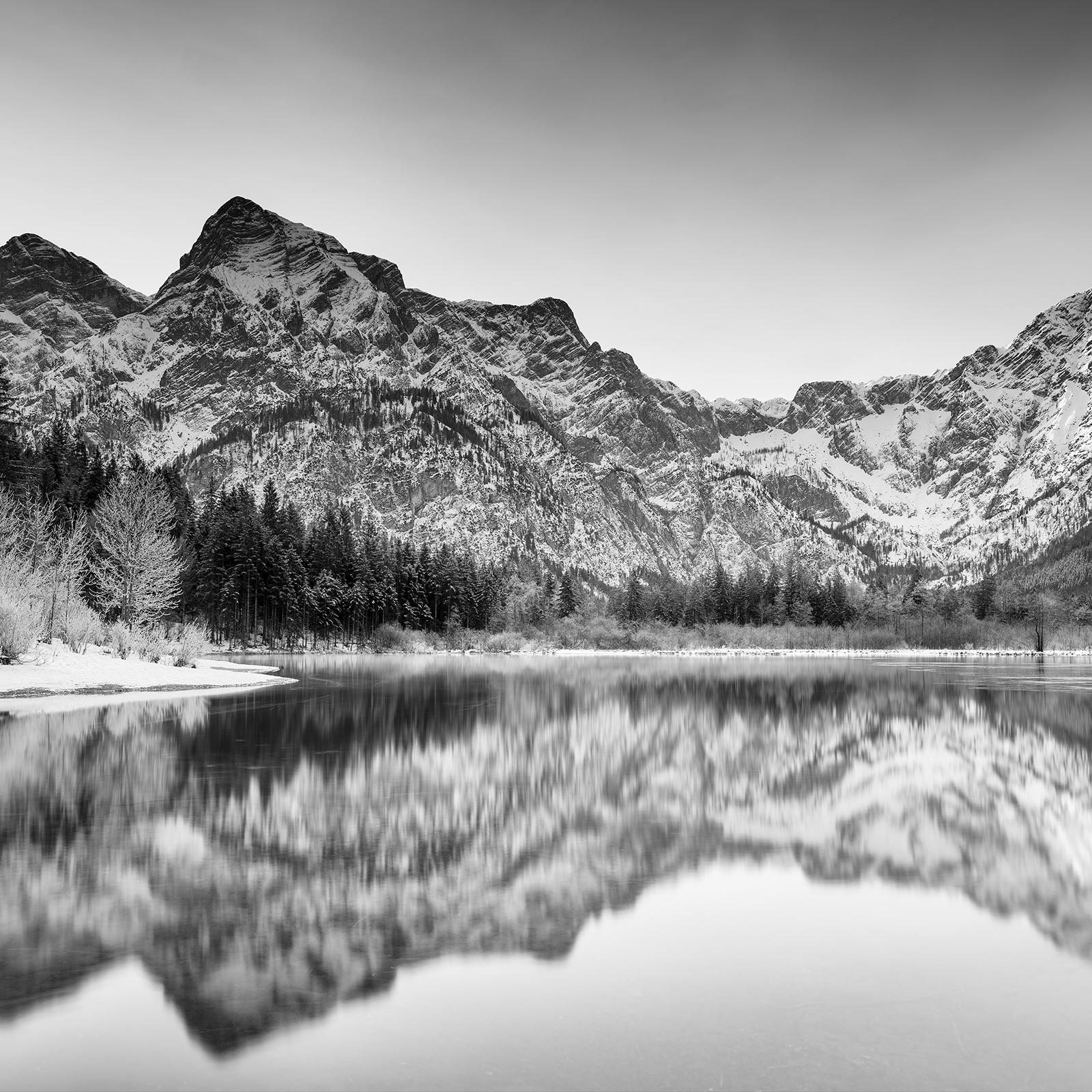 Orilla del lago, Panorama invernal, Nieve, Montañas, Impresión monocroma de edición limitada en venta 4