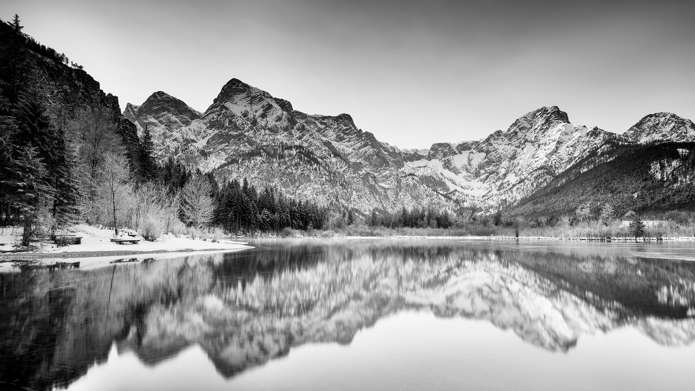 Black and White Photograph Gerald Berghammer - Paysage de lac, panorama d'hiver, photographie d'art en noir et blanc, paysage aquatique