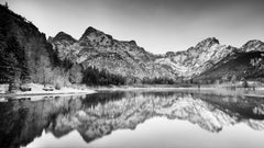 Seeufer, Winterpanorama, Schnee, Berge, limitierter Monochrom-Druck