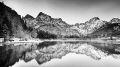 Orilla del lago, Panorama invernal, Nieve, Montañas, Impresión monocroma de edición limitada