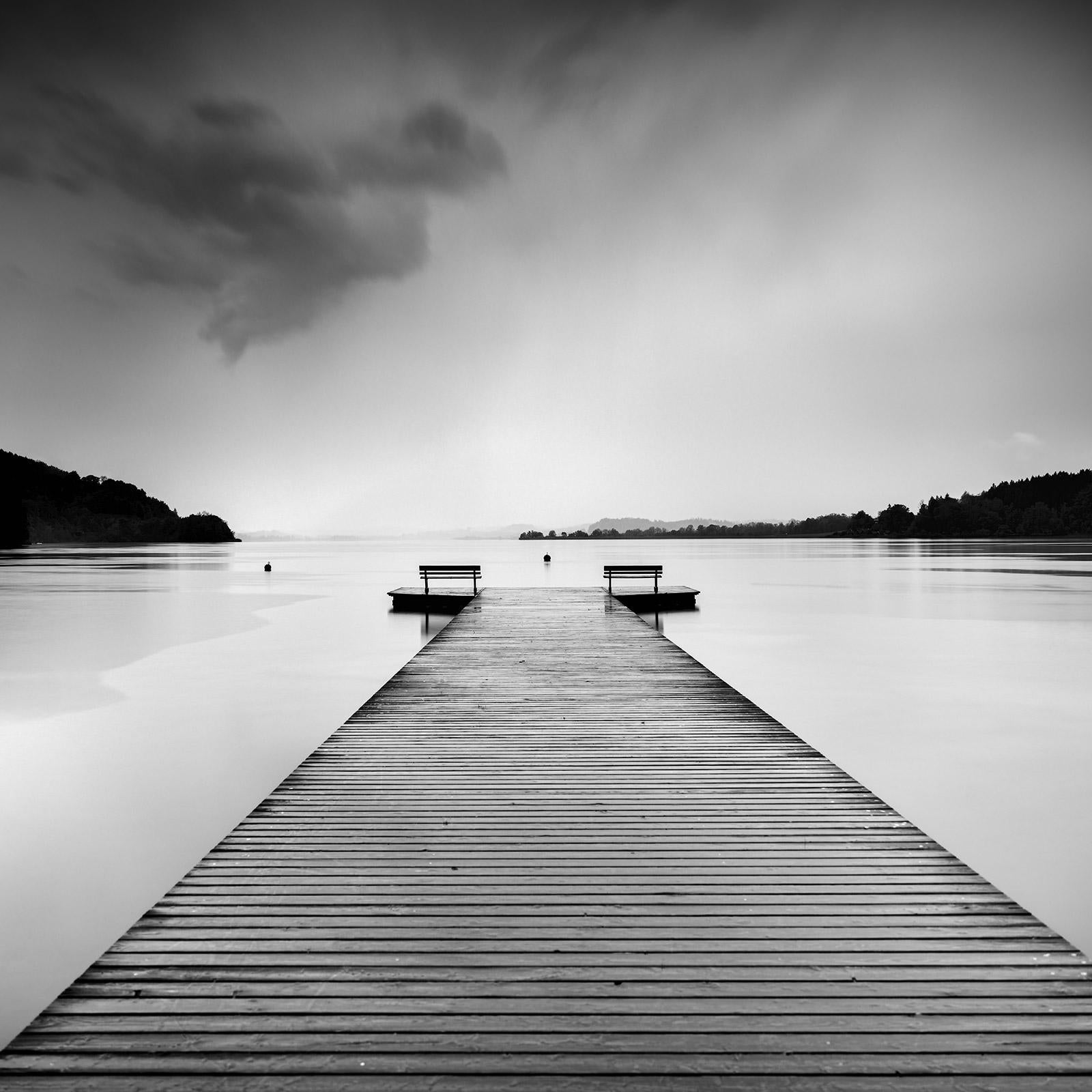 Jetée en bois au bord du lac, photographie de paysage artistique en noir et blanc, longue exposition