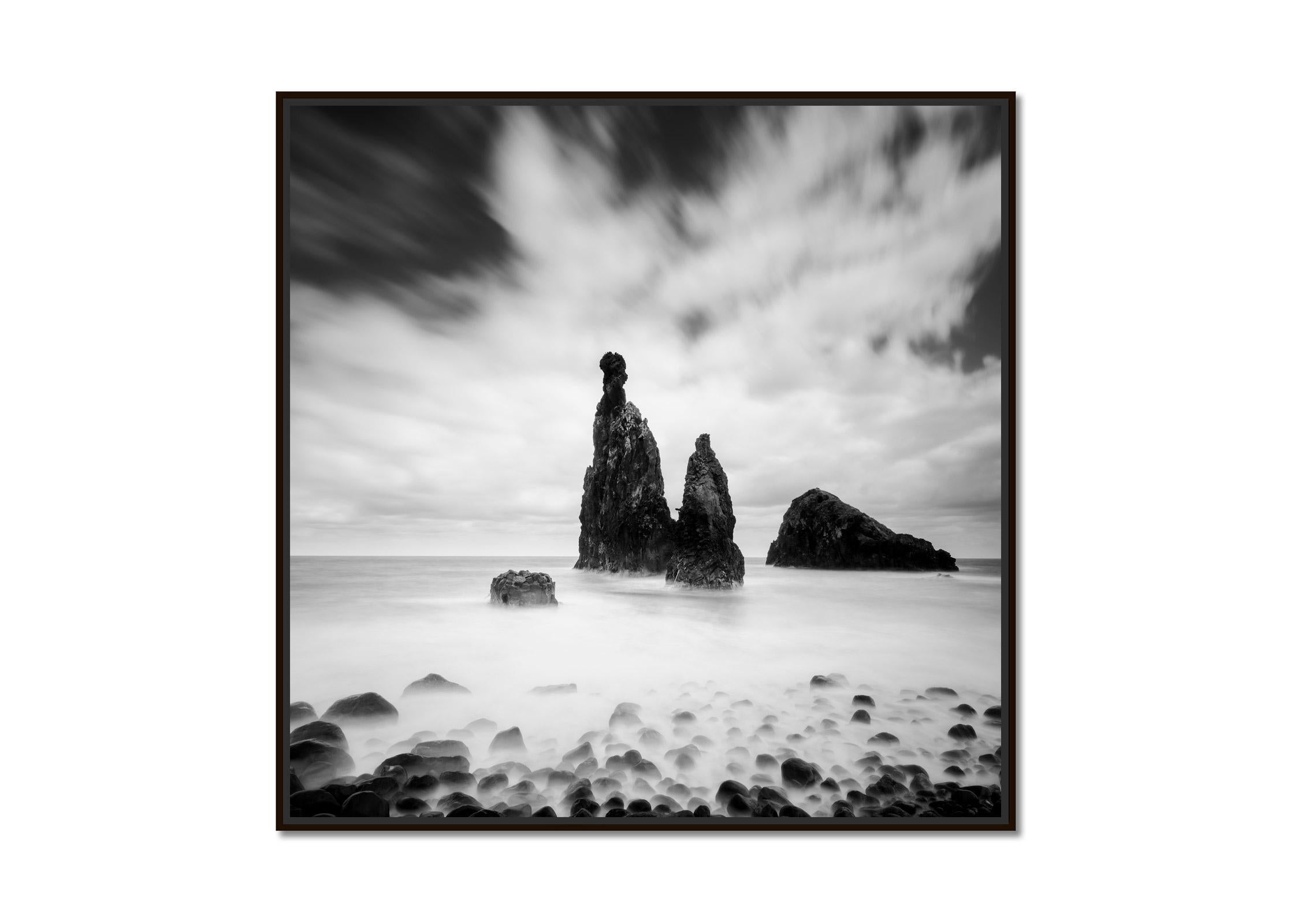 Rocas de lava, Ribeira Da Janela, Portugal, fotografía de paisaje acuático en blanco y negro - Photograph de Gerald Berghammer