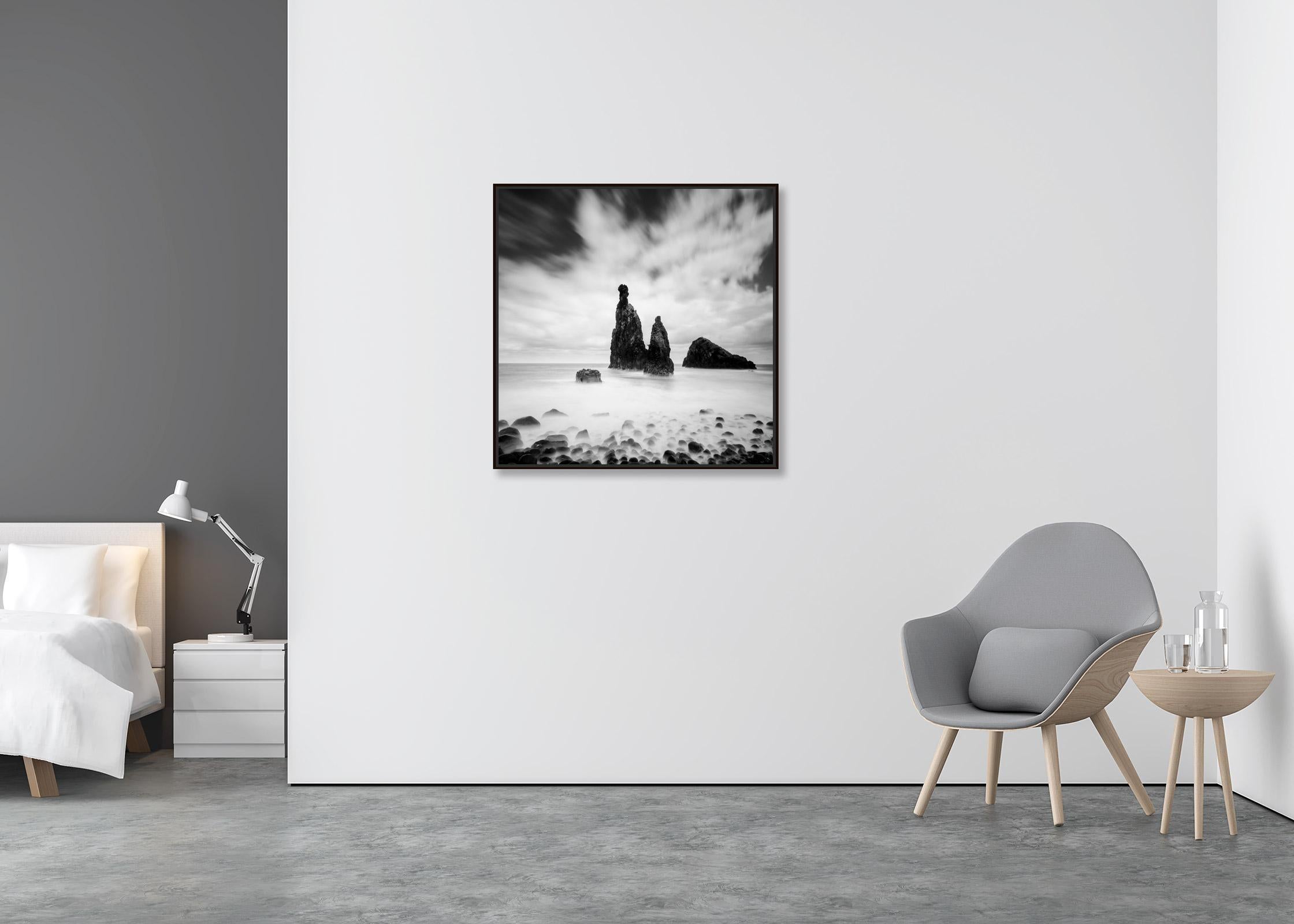 Rocas de lava, Ribeira Da Janela, Portugal, fotografía de paisaje acuático en blanco y negro - Photograph Abstracto de Gerald Berghammer