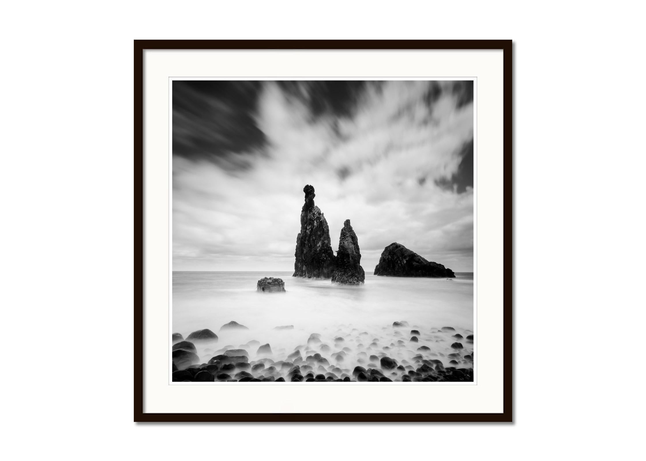 Rocas de lava, Ribeira Da Janela, Portugal, fotografía de paisaje acuático en blanco y negro - Landscape Photograph Gris de Gerald Berghammer