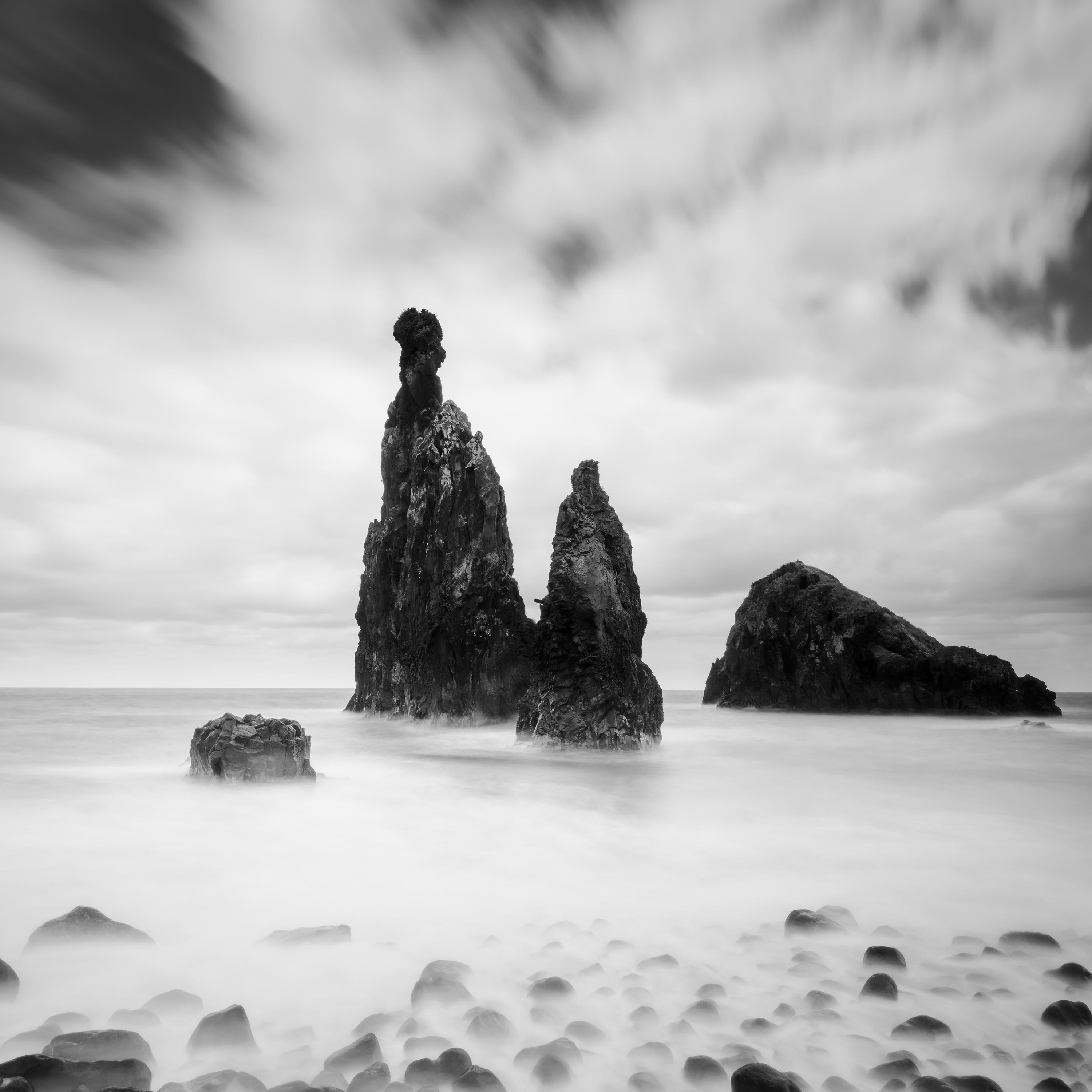 Rocas de lava, Ribeira Da Janela, Portugal, fotografía de paisaje acuático en blanco y negro en venta 3