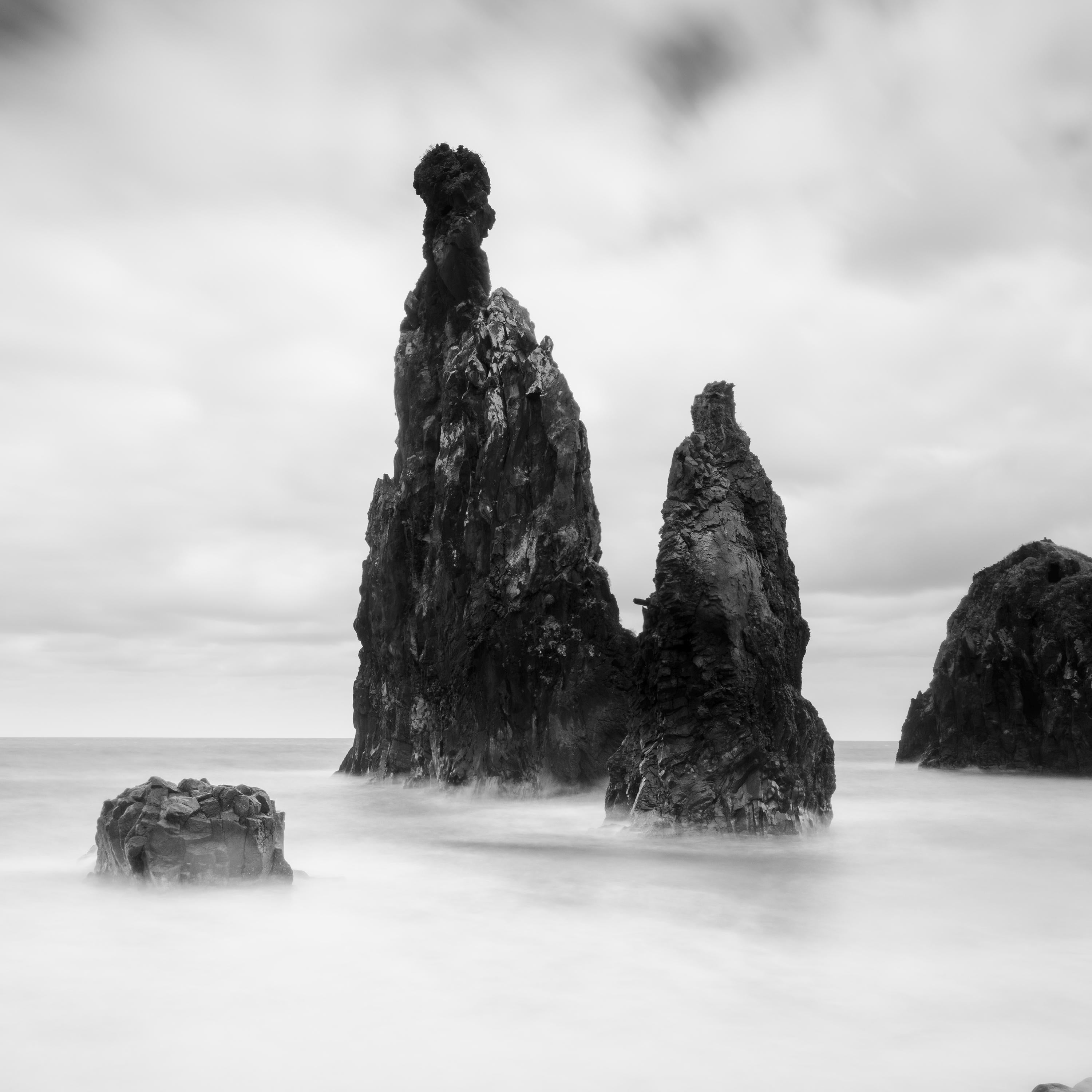 Rocas de lava, Ribeira Da Janela, Portugal, fotografía de paisaje acuático en blanco y negro en venta 4