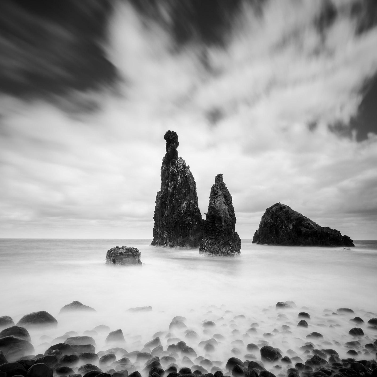 Landscape Photograph de Gerald Berghammer - Rocas de lava, Ribeira Da Janela, Portugal, fotografía de paisaje acuático en blanco y negro