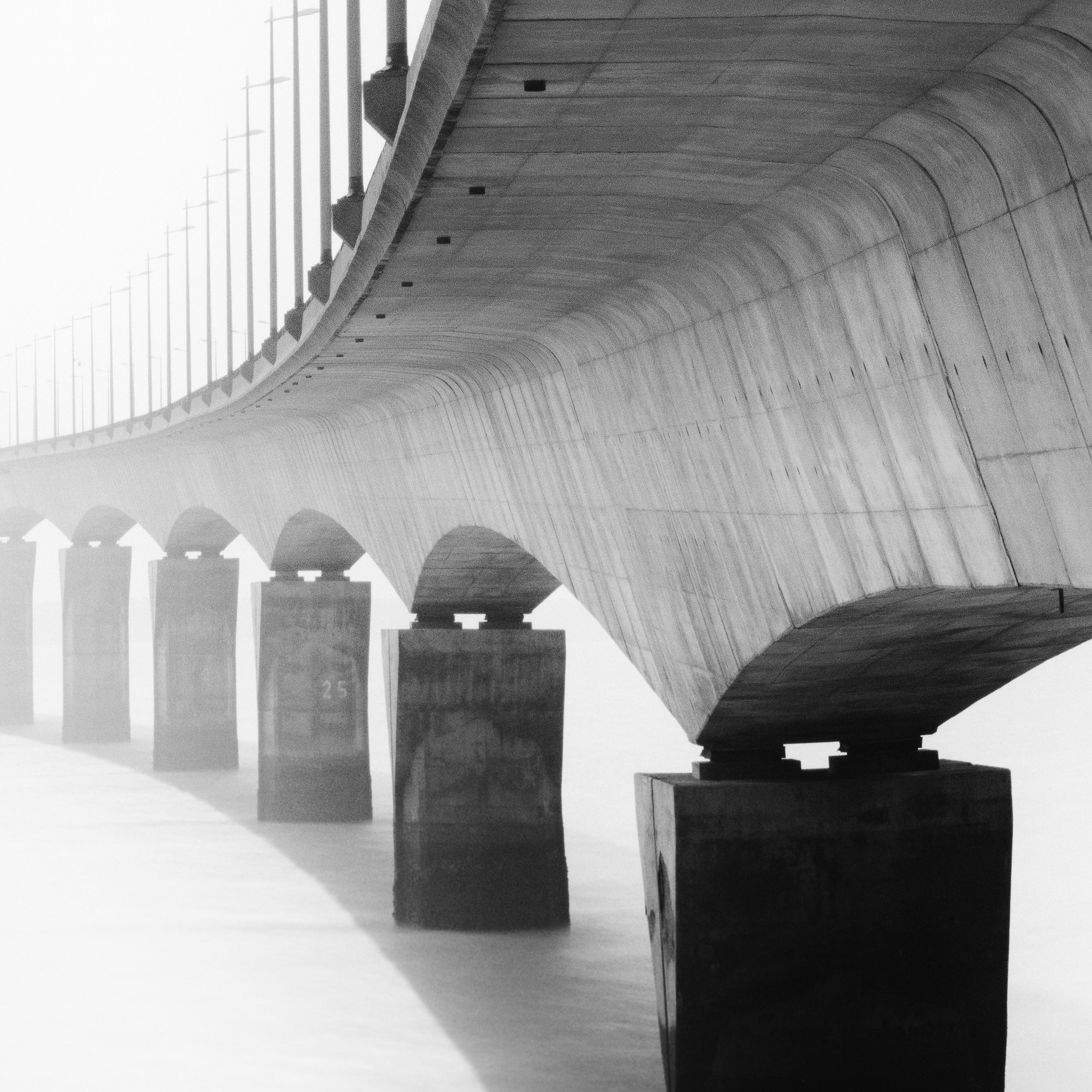 Le de Re Bridge, Architekturdetails, Frankreich, Schwarzweiß-Landschaftsfotografie im Angebot 5