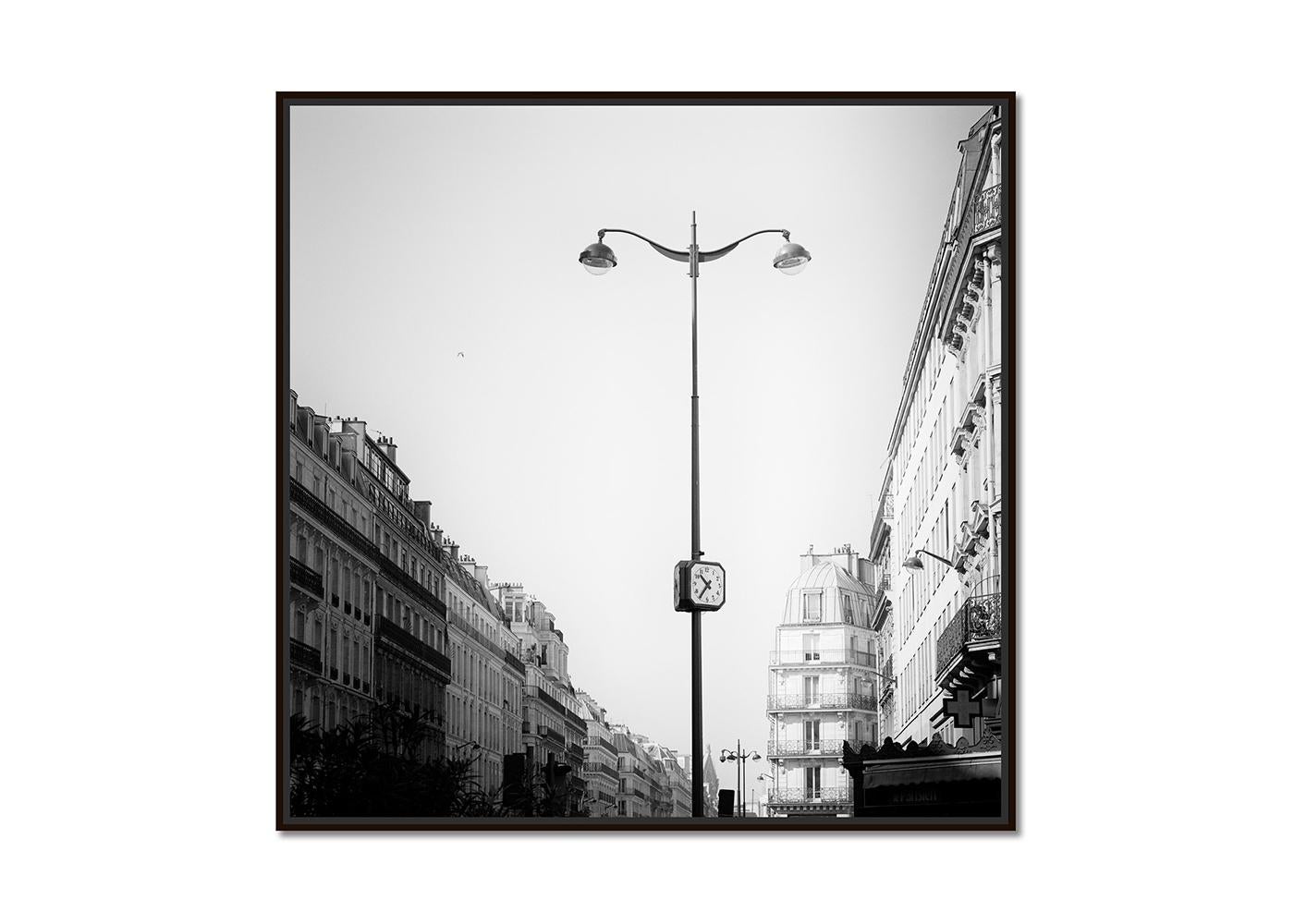 Le Parisien, Paris, Frankreich, Schwarz-Weiß-Fotografie, Architektur, limitiert – Photograph von Gerald Berghammer