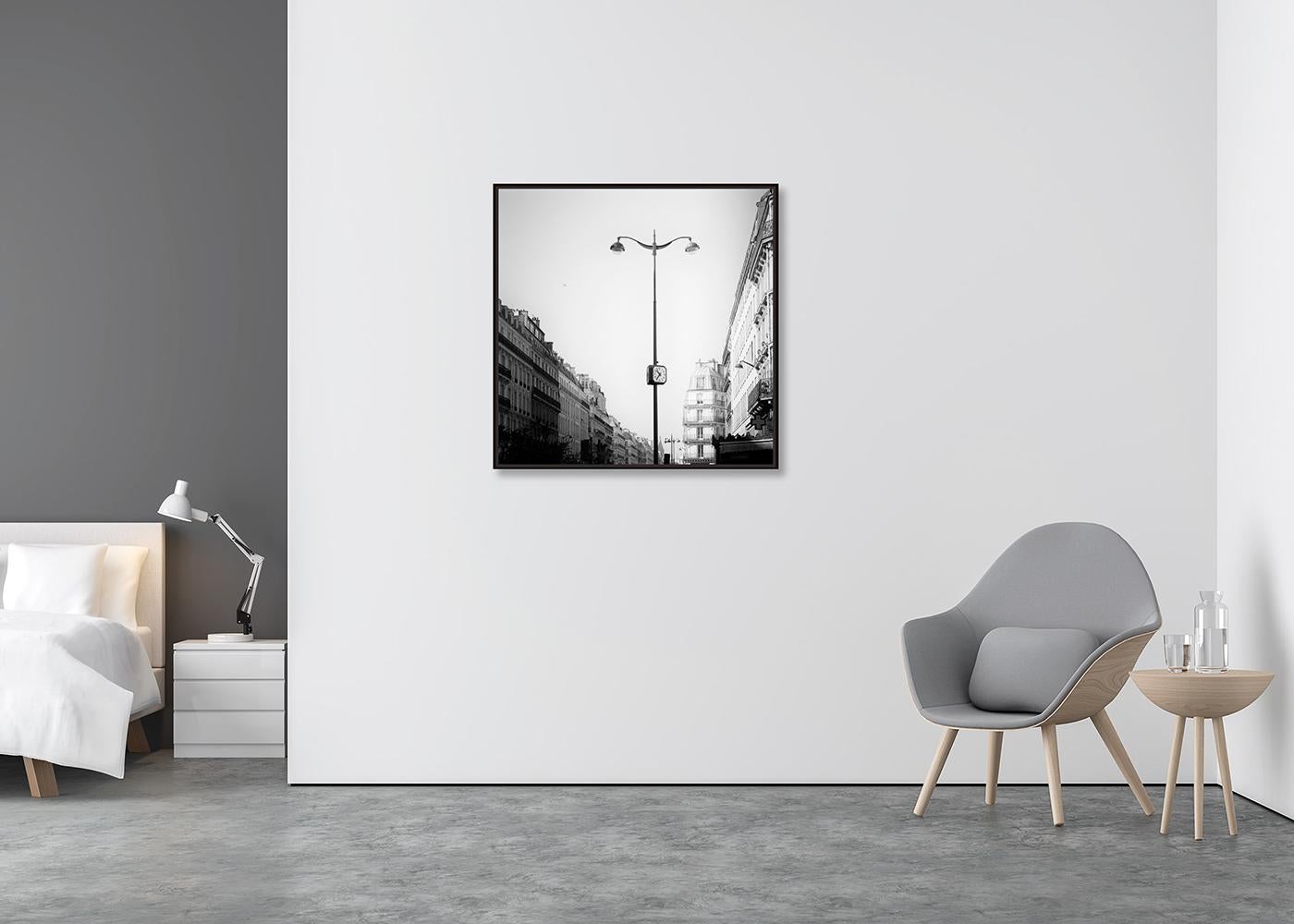 Le Parisien, Paris, Frankreich, Schwarz-Weiß-Fotografie, Architektur, limitiert (Zeitgenössisch), Photograph, von Gerald Berghammer