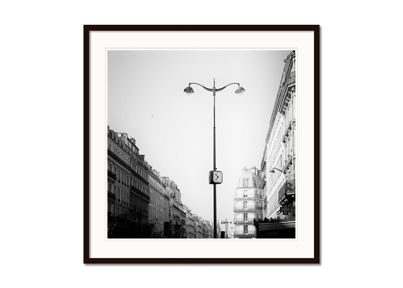 Le Parisien, Paris, Frankreich, Schwarz-Weiß-Fotografie, Architektur, limitiert (Grau), Landscape Photograph, von Gerald Berghammer