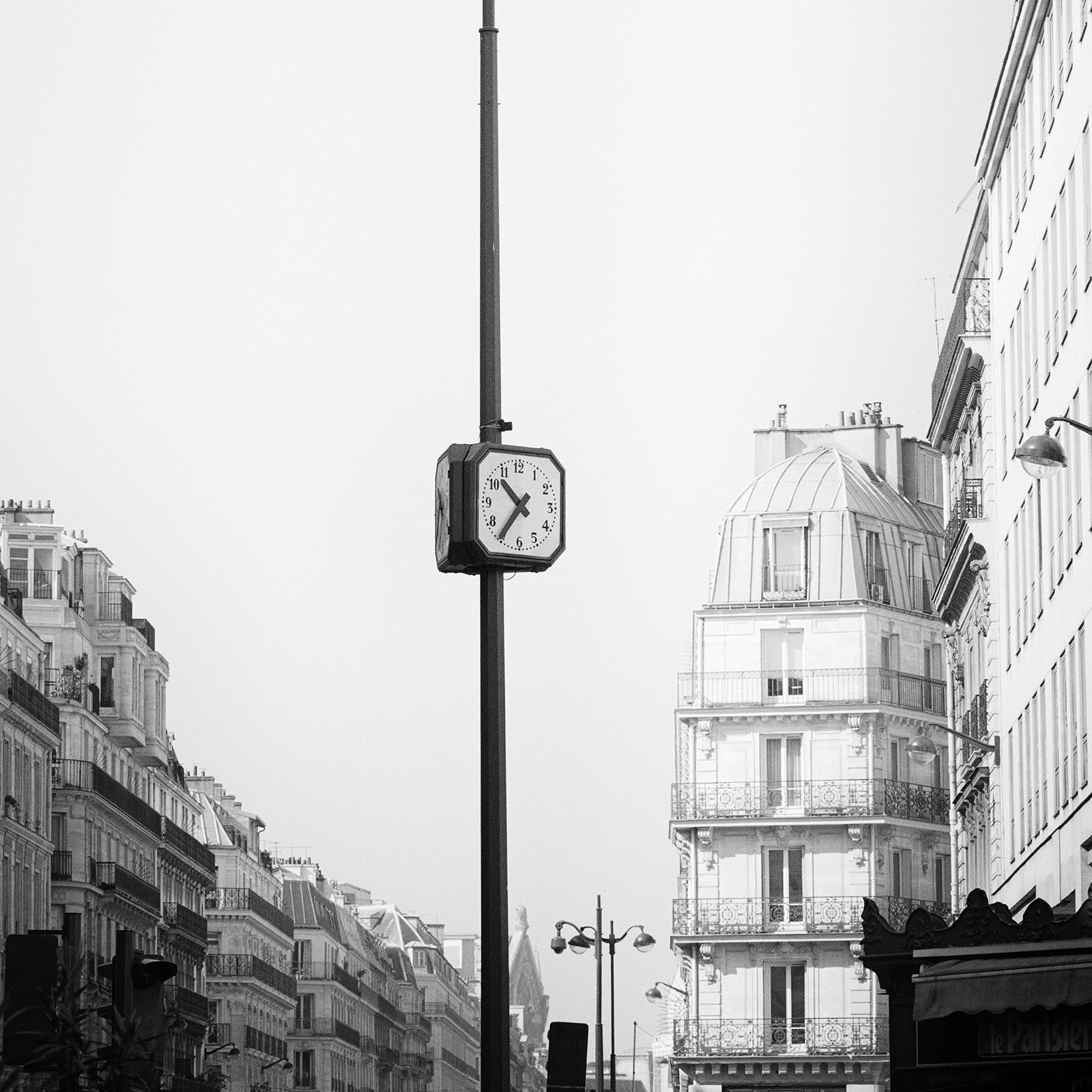 Le Parisien, Paris, Frankreich, Schwarz-Weiß-Fotografie, Architektur, limitiert im Angebot 3