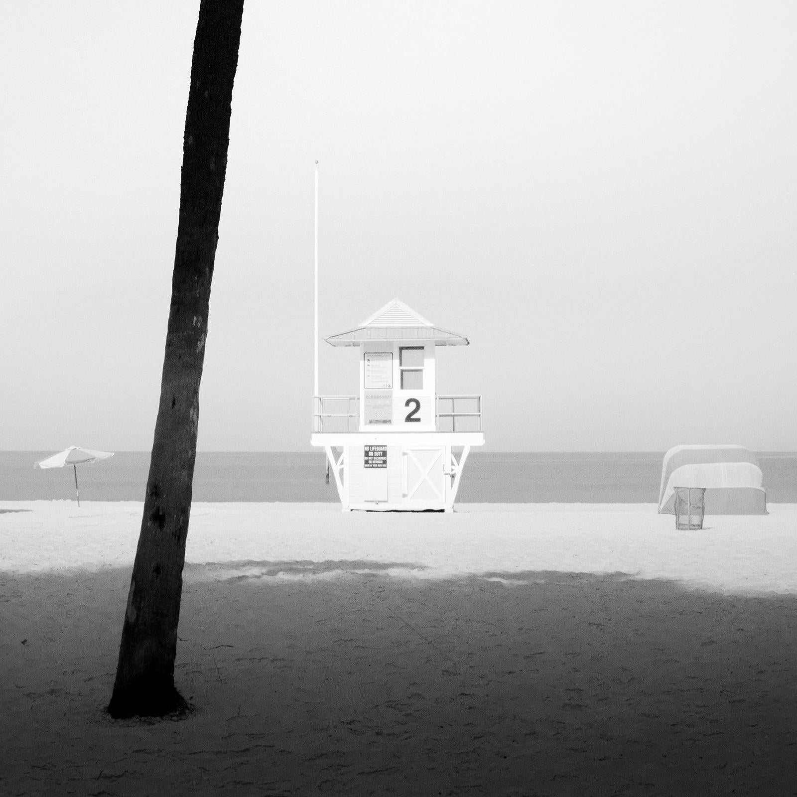 Tour des sauveteurs, palmiers, Miami Beach, photographie noir et blanc, paysage en vente 5
