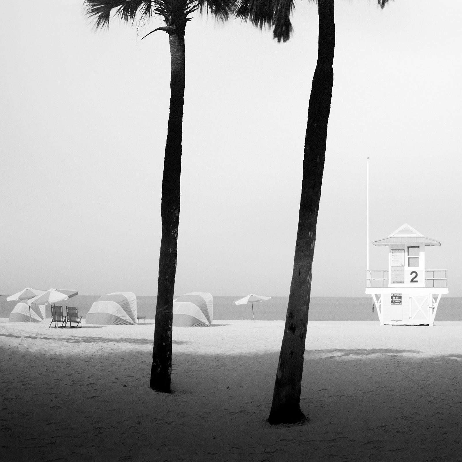 Tour des sauveteurs, palmiers, Miami Beach, photographie noir et blanc, paysage en vente 3