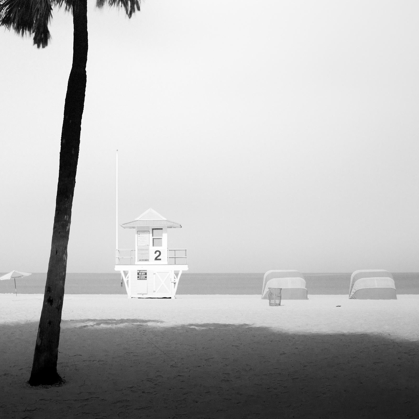 Tour des sauveteurs, palmiers, Miami Beach, photographie noir et blanc, paysage en vente 4