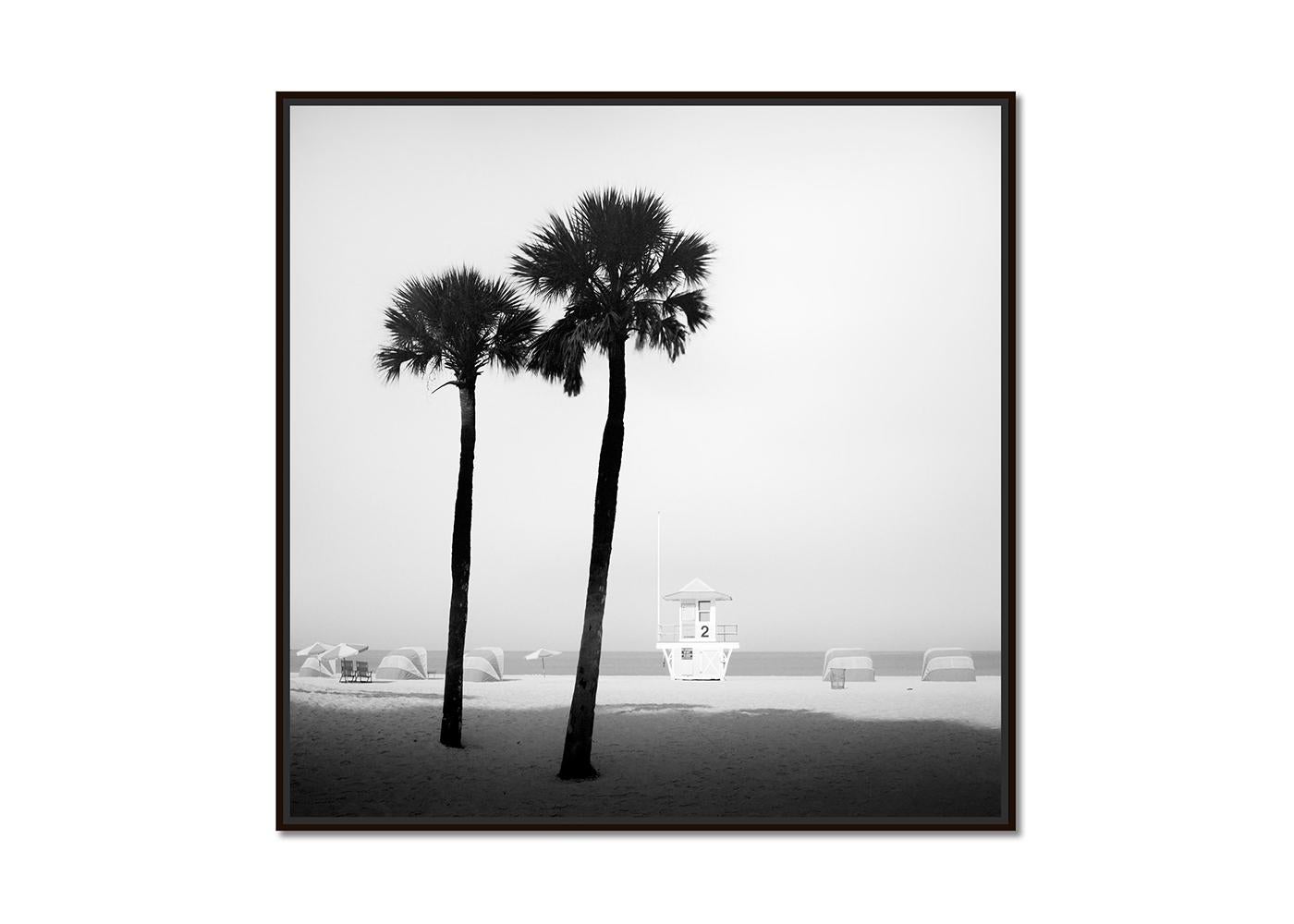 Lifeguard Tower, Palm Trees, Miami Beach, monochrome Fotografie, limitierte Auflage – Photograph von Gerald Berghammer