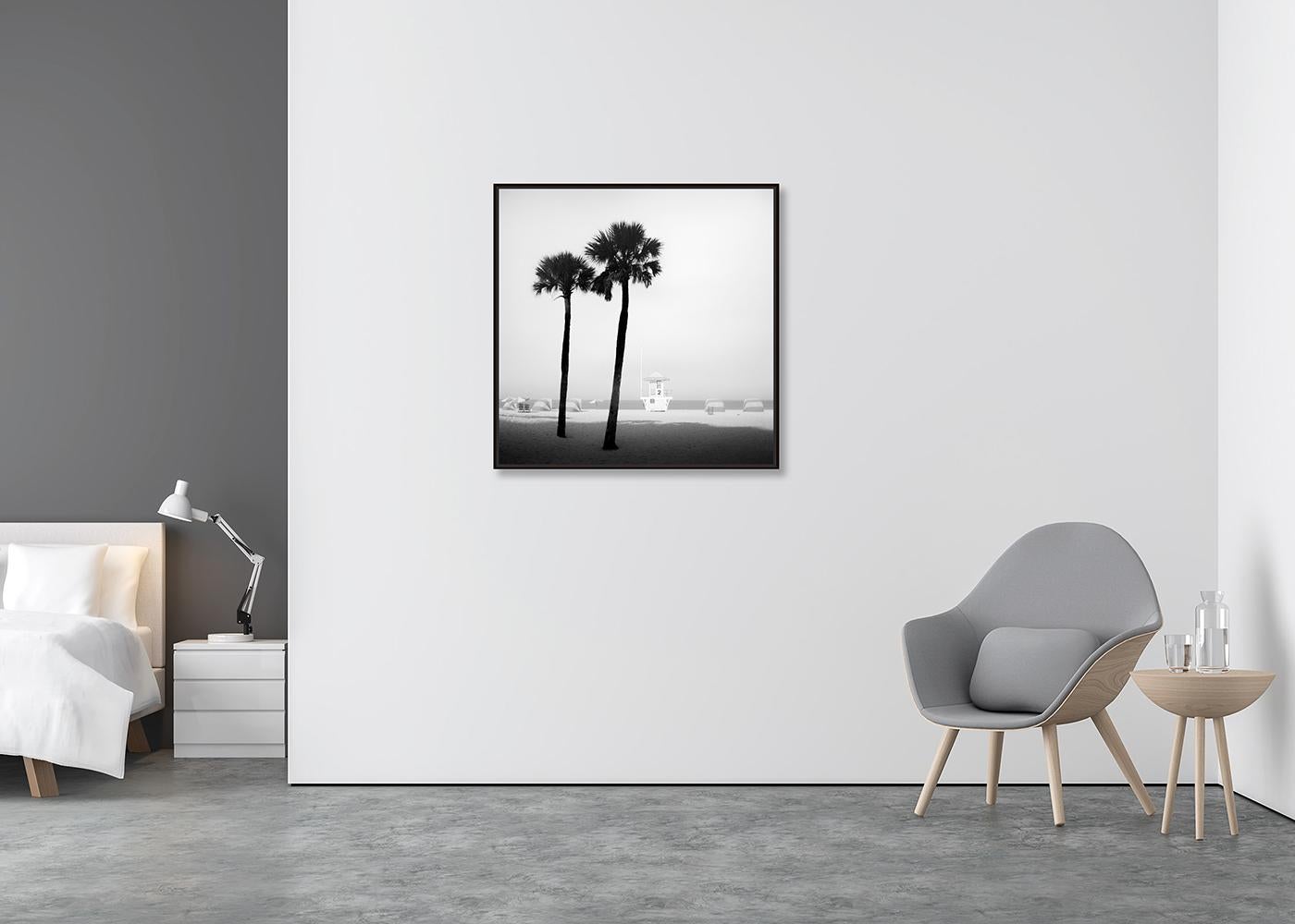 Lifeguard Tower, Palm Trees, Miami Beach, monochrome Fotografie, limitierte Auflage (Zeitgenössisch), Photograph, von Gerald Berghammer