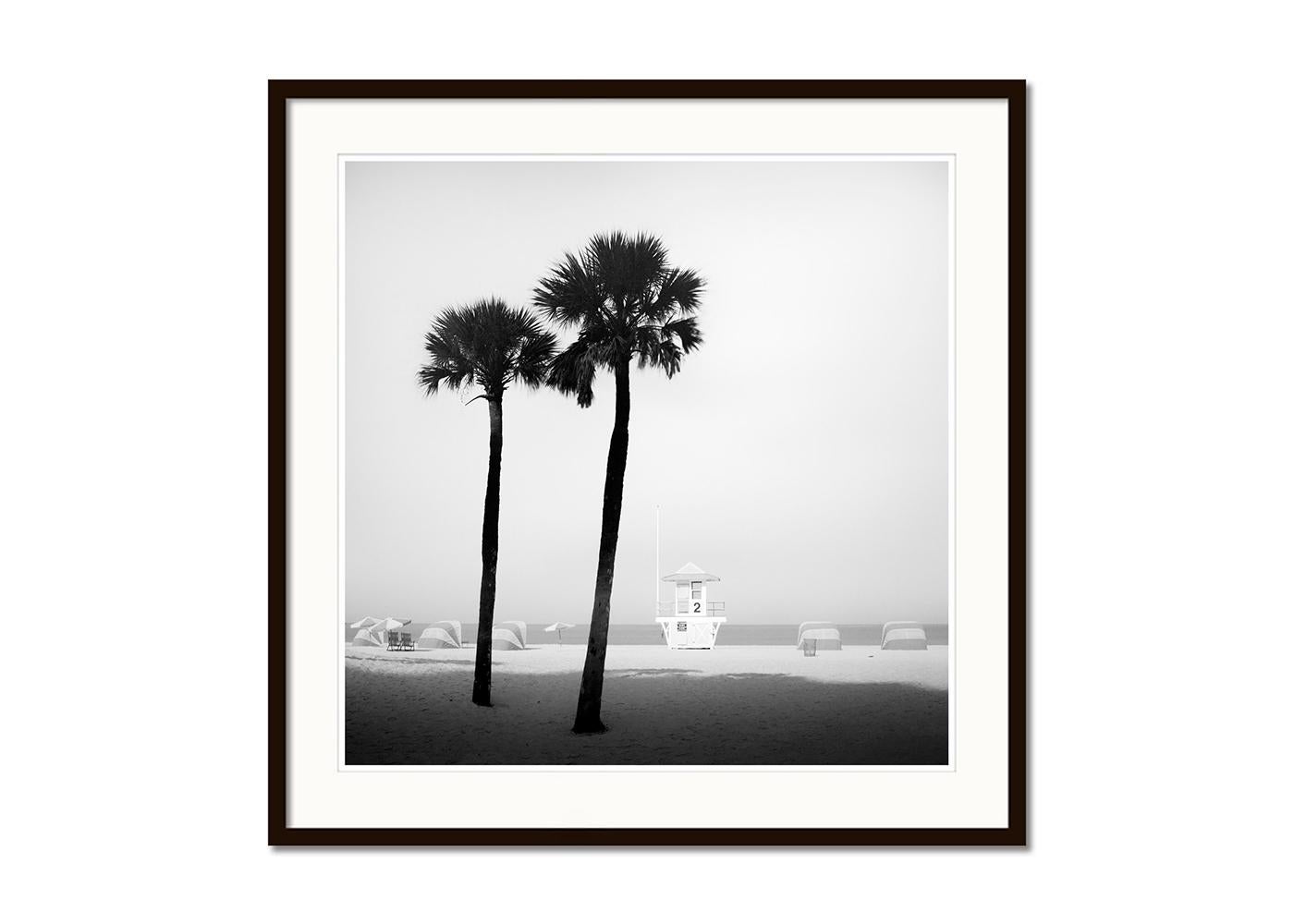 Lifeguard Tower, Palm Trees, Miami Beach, monochrome Fotografie, limitierte Auflage (Grau), Landscape Photograph, von Gerald Berghammer