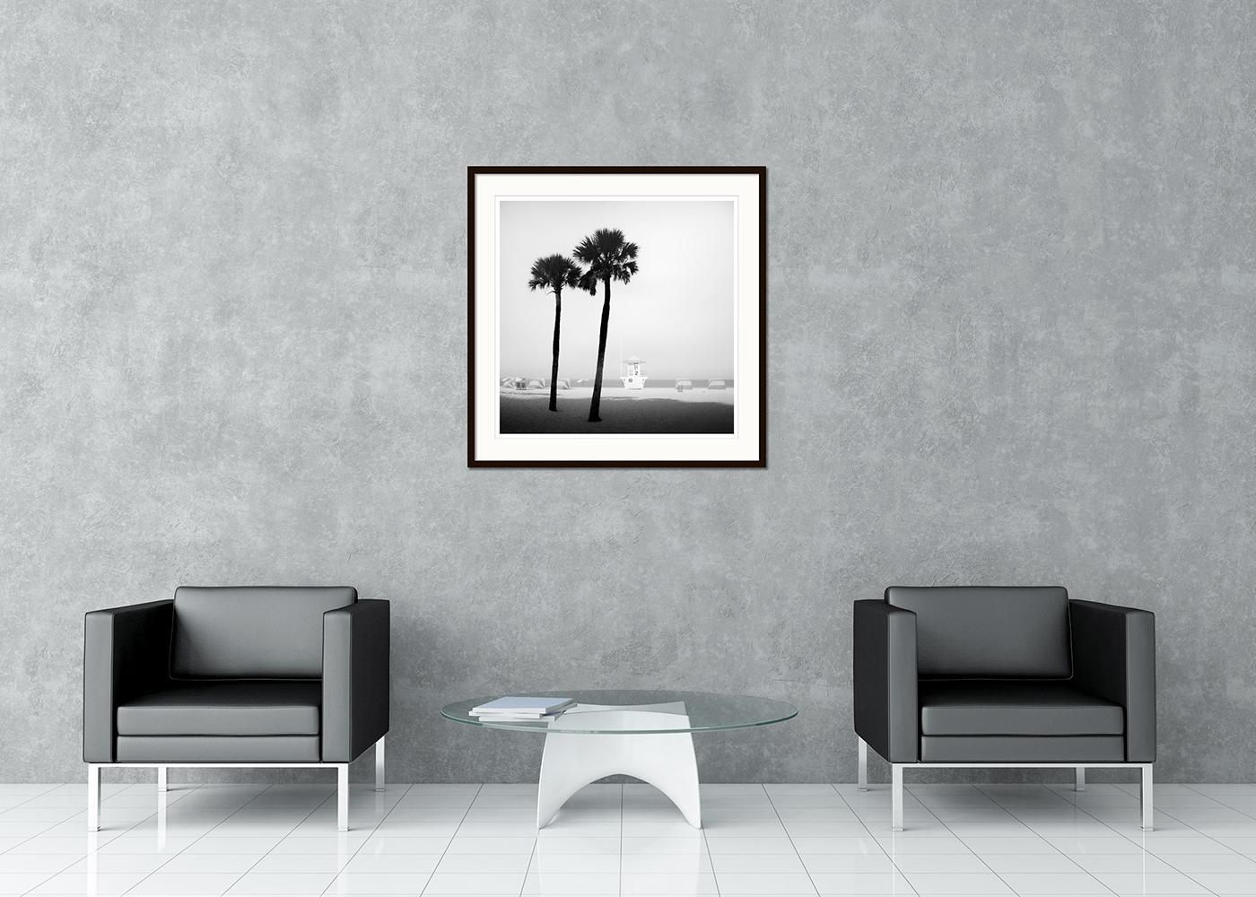 Schwarz-Weiß-Kunstfotografie. Rettungsschwimmerturm am Strand von Miami mit Palmen und Liegestühlen, Florida, USA. Pigmenttintendruck, Auflage 9, signiert, betitelt, datiert und nummeriert vom Künstler. Mit Echtheitszertifikat. Bedruckt mit einem 4