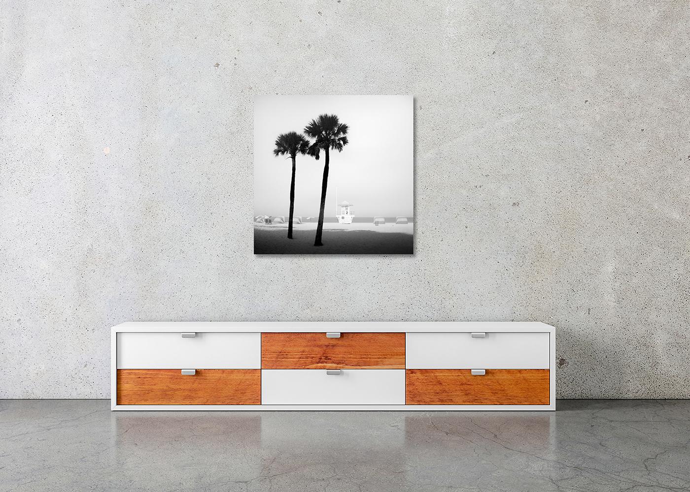 Lifeguard Tower, Palm Trees, Miami Beach, monochrome Fotografie, limitierte Auflage im Angebot 2