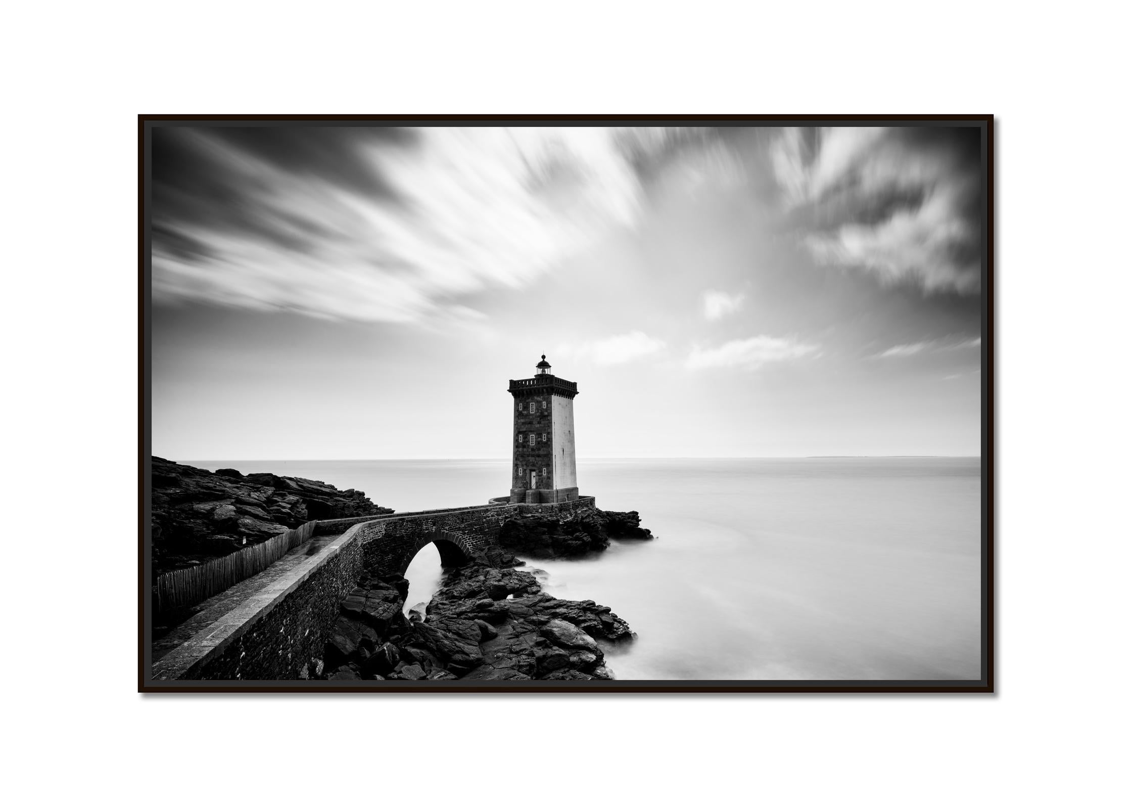Leuchtturm, Kermorvan, Atlantik, Frankreich, schwarz-weiß Landschaftsfotografie – Photograph von Gerald Berghammer