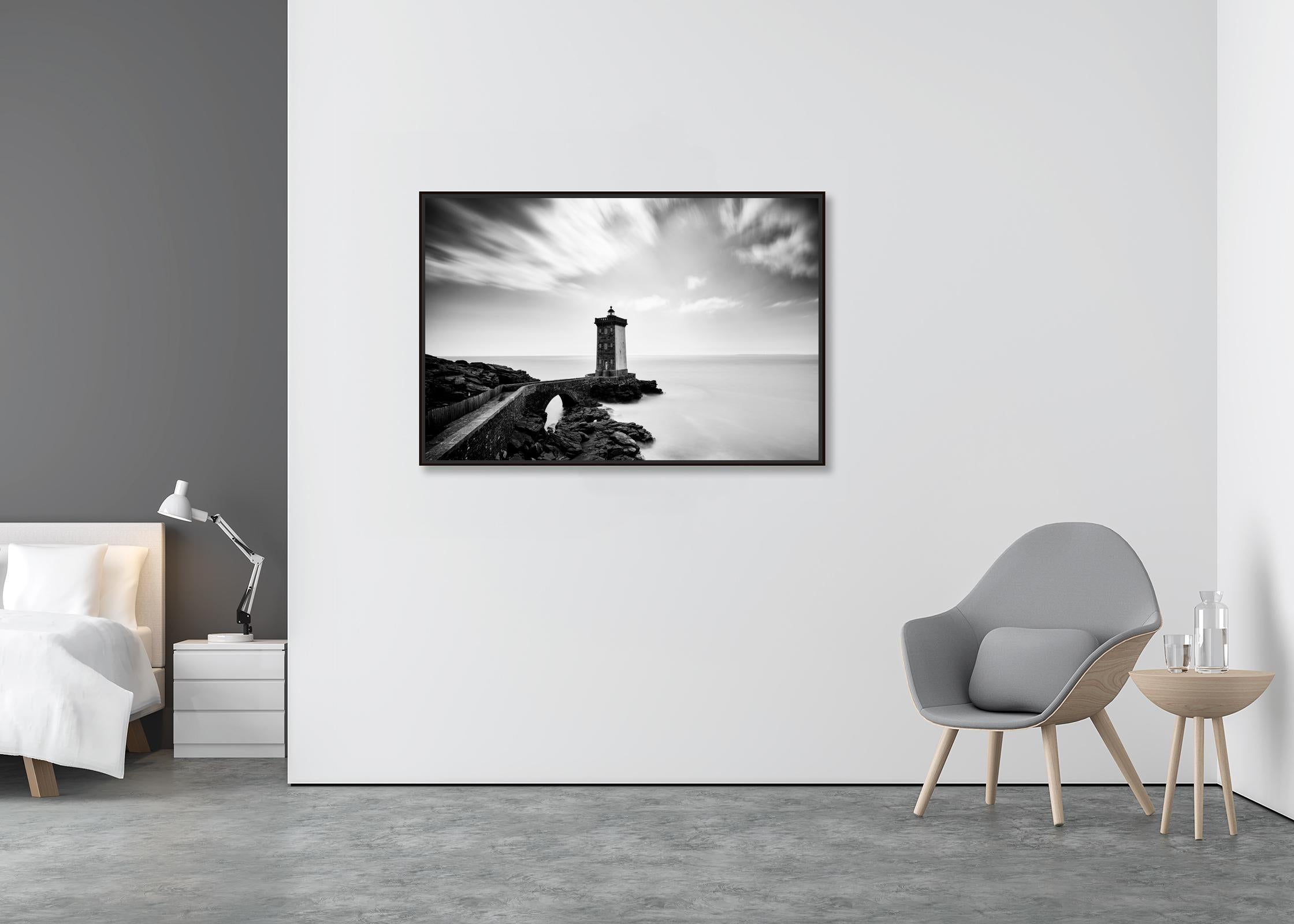 Leuchtturm, Kermorvan, Atlantik, Frankreich, schwarz-weiß Landschaftsfotografie (Zeitgenössisch), Photograph, von Gerald Berghammer