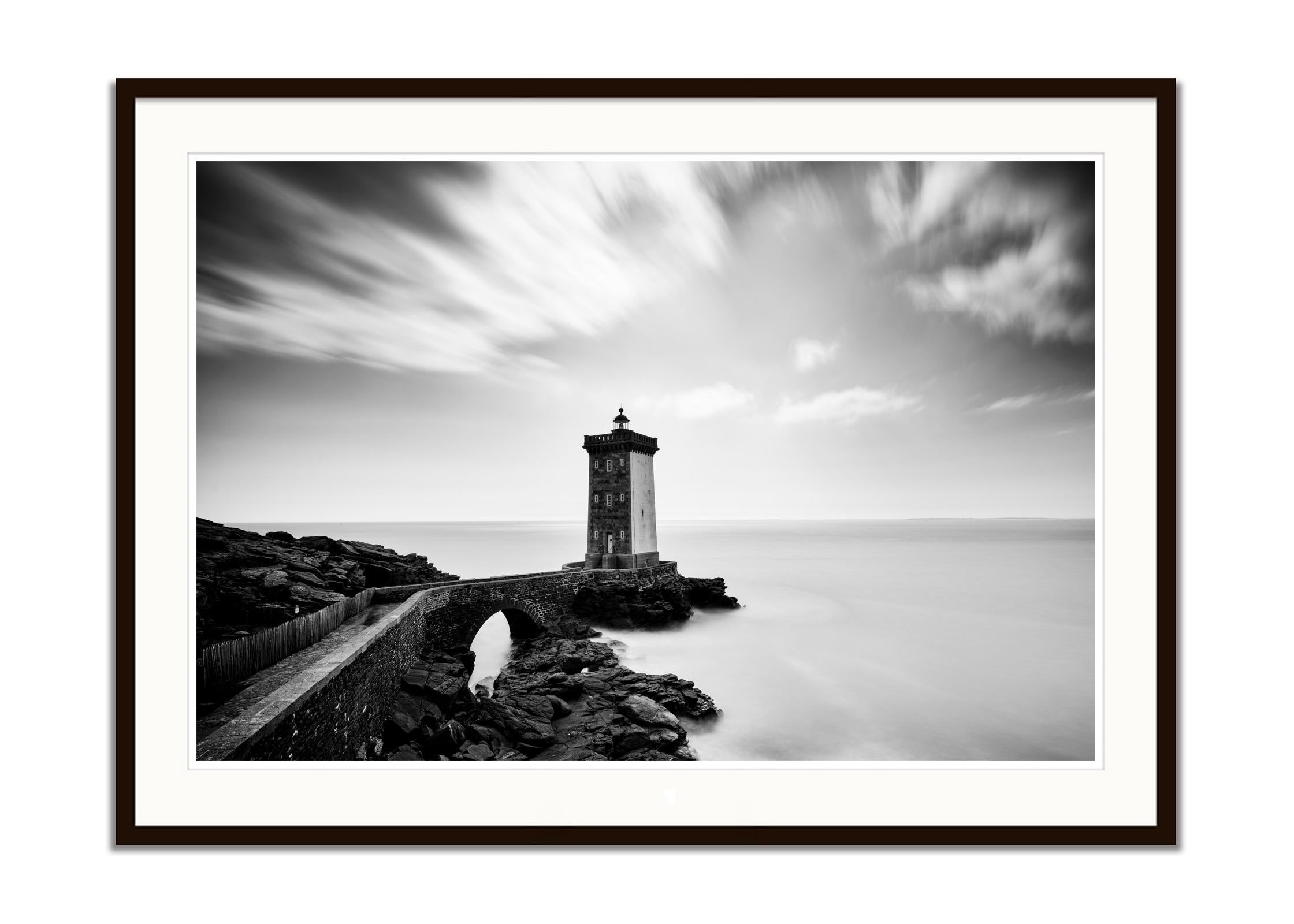 Phare, Kermorvan, Océan Atlantique, France, Paysage marin, édition limitée - Gris Landscape Photograph par Gerald Berghammer