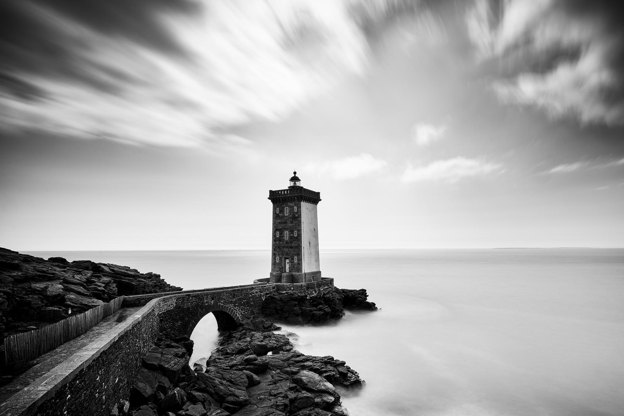 Gerald Berghammer Landscape Photograph – Leuchtturm, Kermorvan, Atlantik, Frankreich, schwarz-weiß Landschaftsfotografie