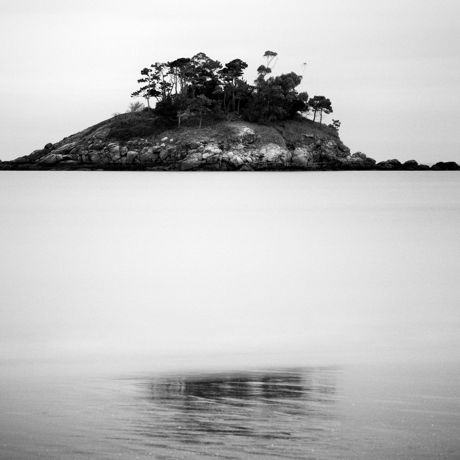 Kleine grüne Insel, Strand, Spanien, Schwarz-Weiß-Fotografie, limitierte Auflage im Angebot 3