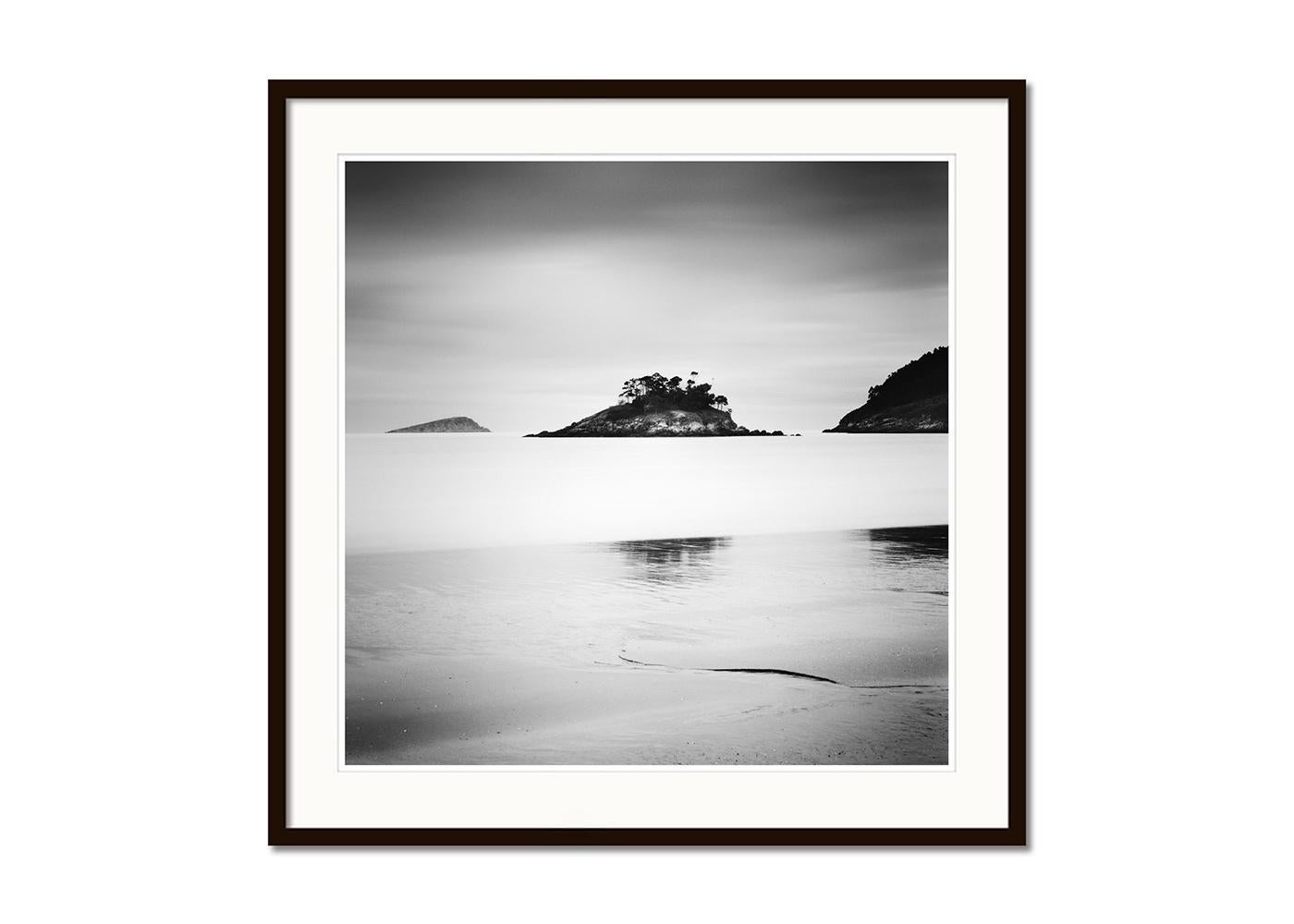 Little Green Island, Spiaggia, Spagna, fotografia in bianco e nero, paesaggio - Black and White Photograph Grigio di Gerald Berghammer