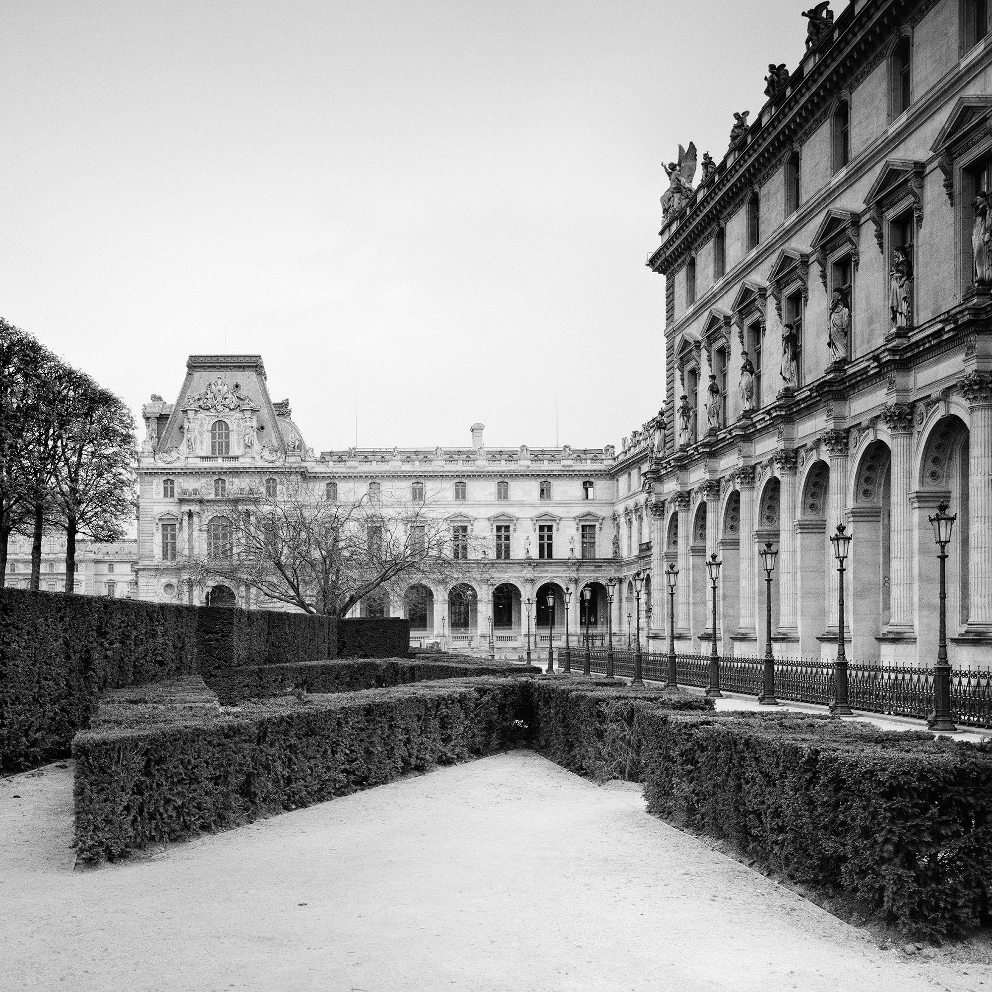 Louvre, Paris, Monochrome Fotografie, limitierte Auflage, Kunst von Gerald Berghammer im Angebot 10