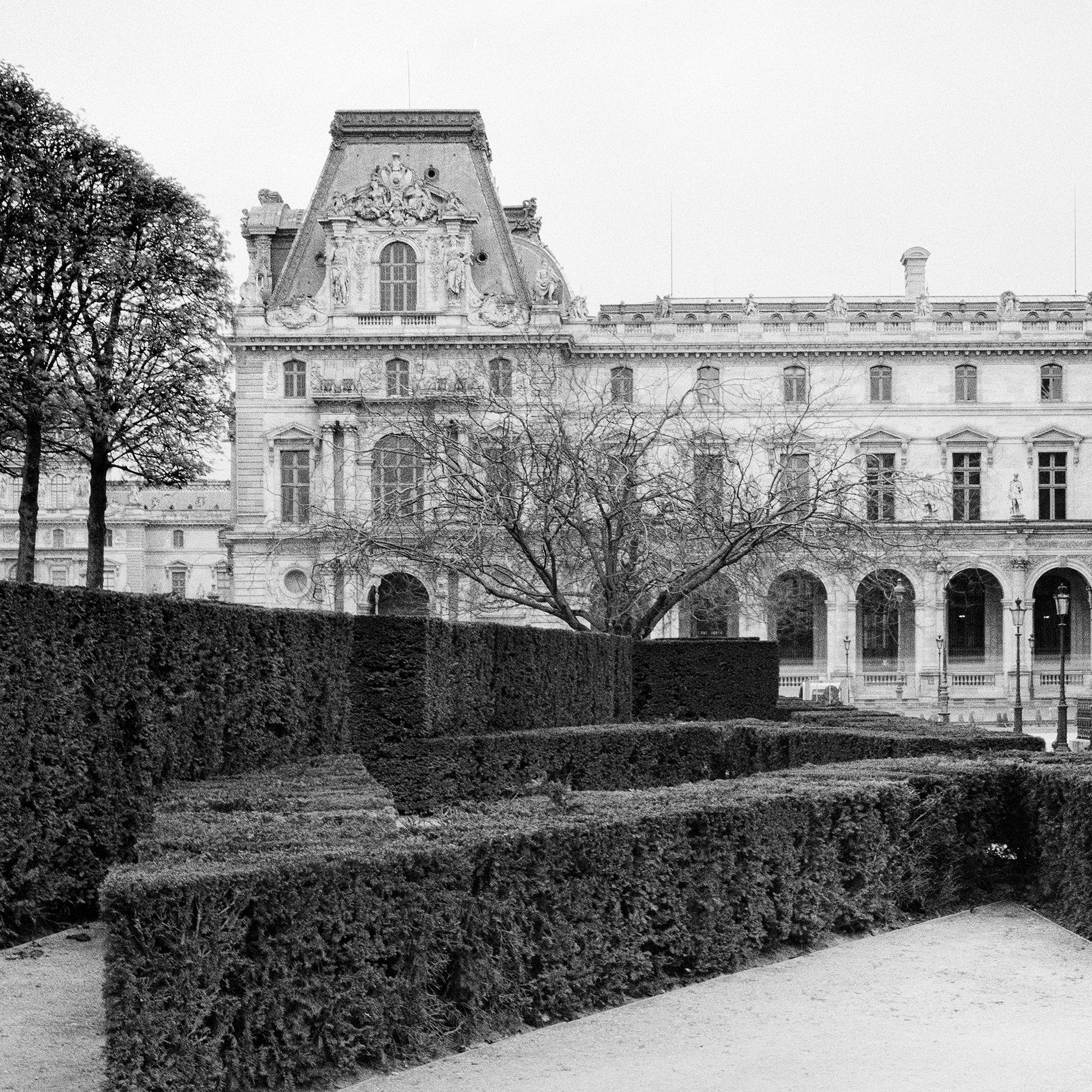 Louvre, Paris, Monochrome Fotografie, limitierte Auflage, Kunst von Gerald Berghammer im Angebot 11