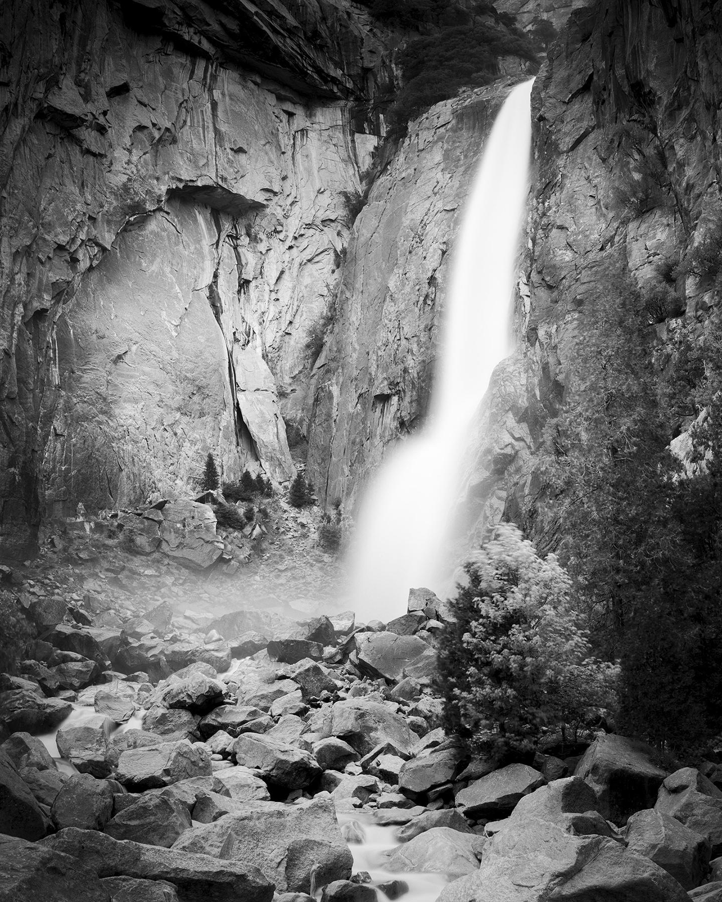 Gerald Berghammer Black and White Photograph – Lower Yosemite Falls, Kalifornien, USA, Schwarz-Weiß-Fotografie, Landschaft