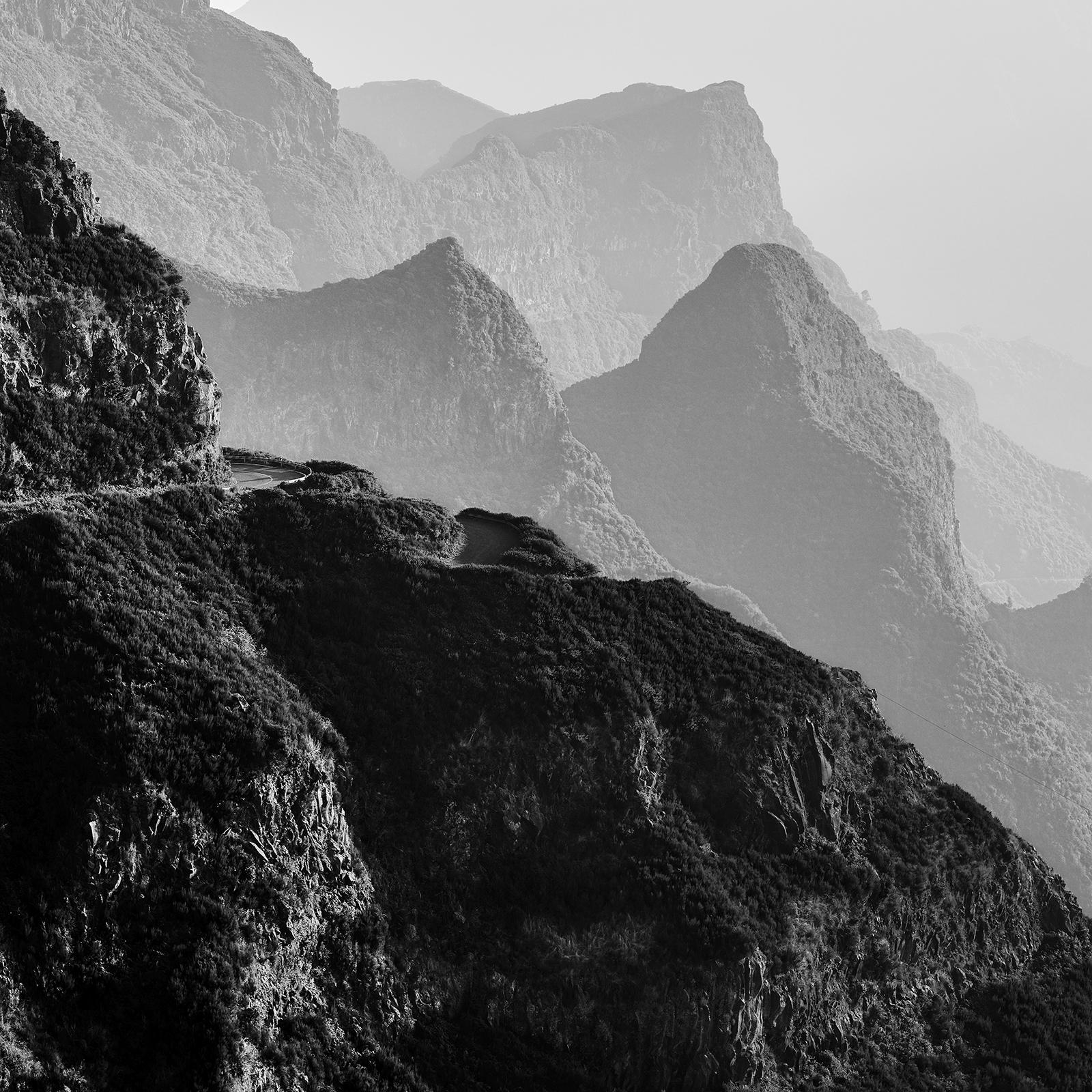 Madeira Peaks, Morgenlicht, Schwarz-Weiß-Fotografie, Landschaft in limitierter Auflage im Angebot 5