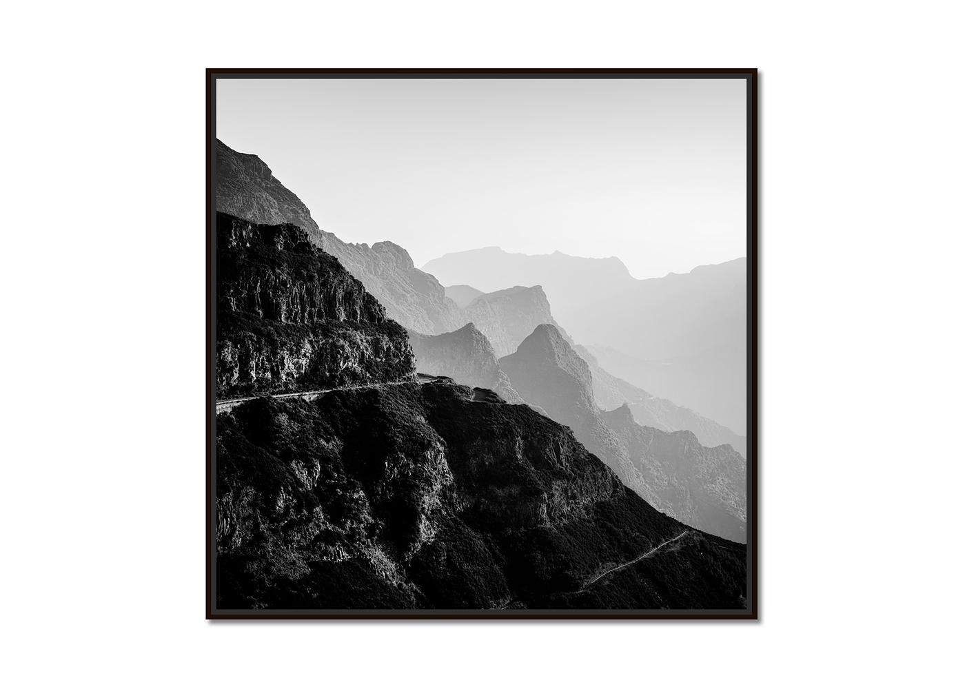 Madeira Peaks, Morgenlicht, Schwarz-Weiß-Fotografie, Landschaft in limitierter Auflage – Photograph von Gerald Berghammer