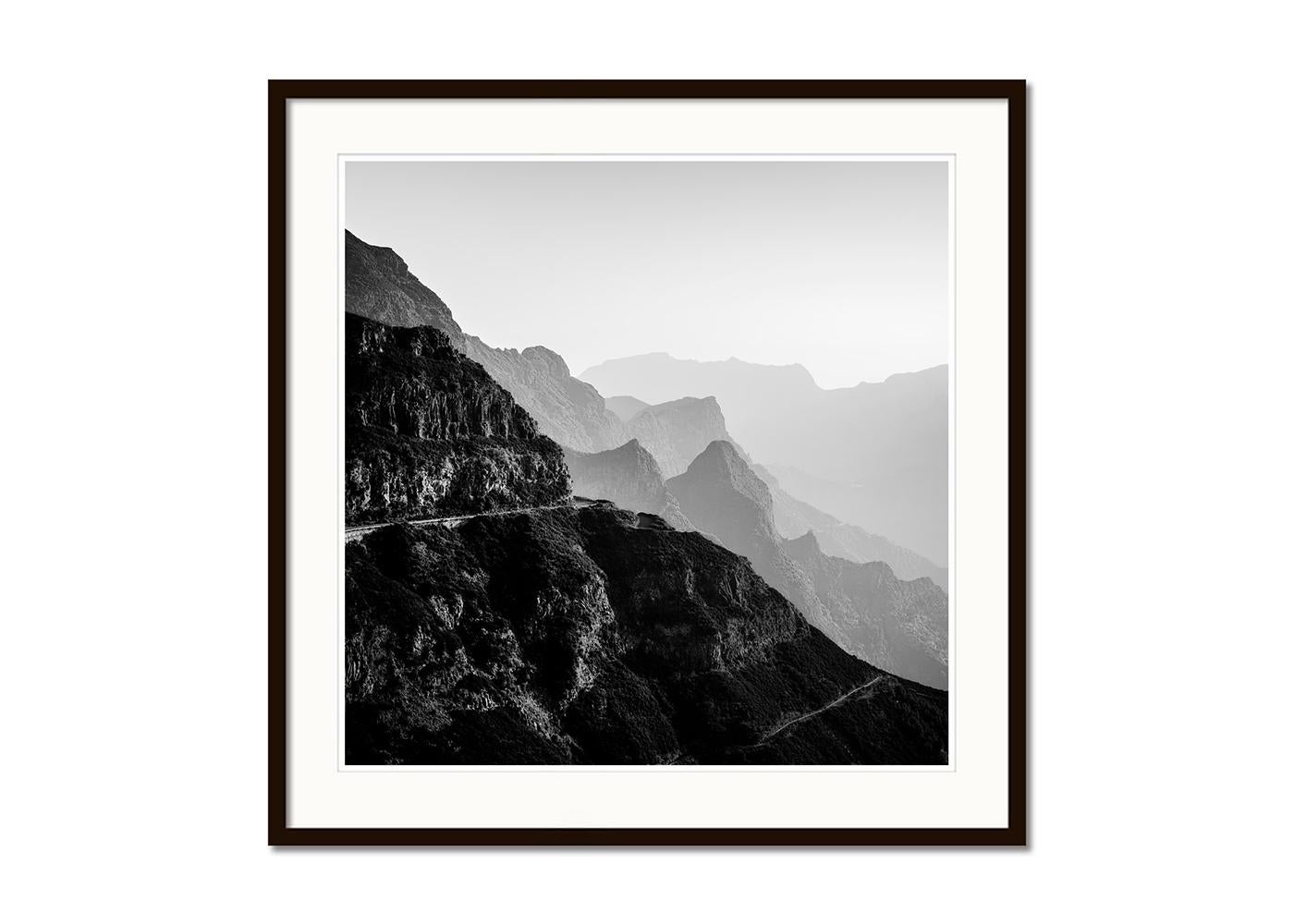 Madeira Peaks, Morgenlicht, Schwarz-Weiß-Fotografie, Landschaft in limitierter Auflage (Grau), Black and White Photograph, von Gerald Berghammer