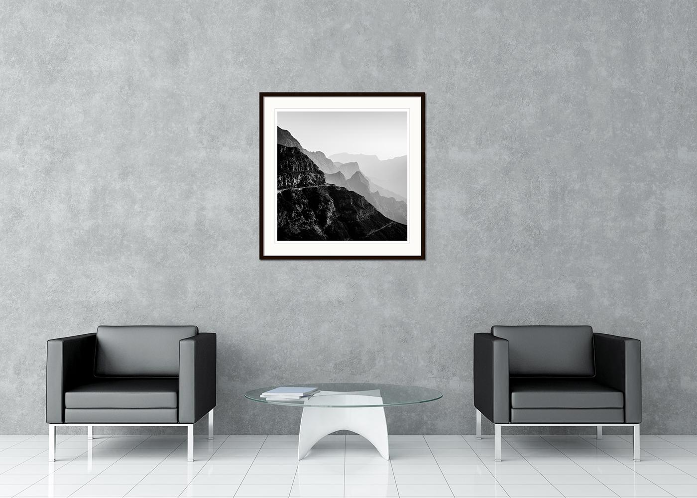 Schwarzer und weißer Kunstdruck der Landschaftsfotografie. Die Berggipfel Madeiras im Morgenlicht, Fanal, Portugal. Pigmenttintendruck, Auflage 7, signiert, betitelt, datiert und nummeriert vom Künstler. Mit Echtheitszertifikat. Bedruckt mit einem 4
